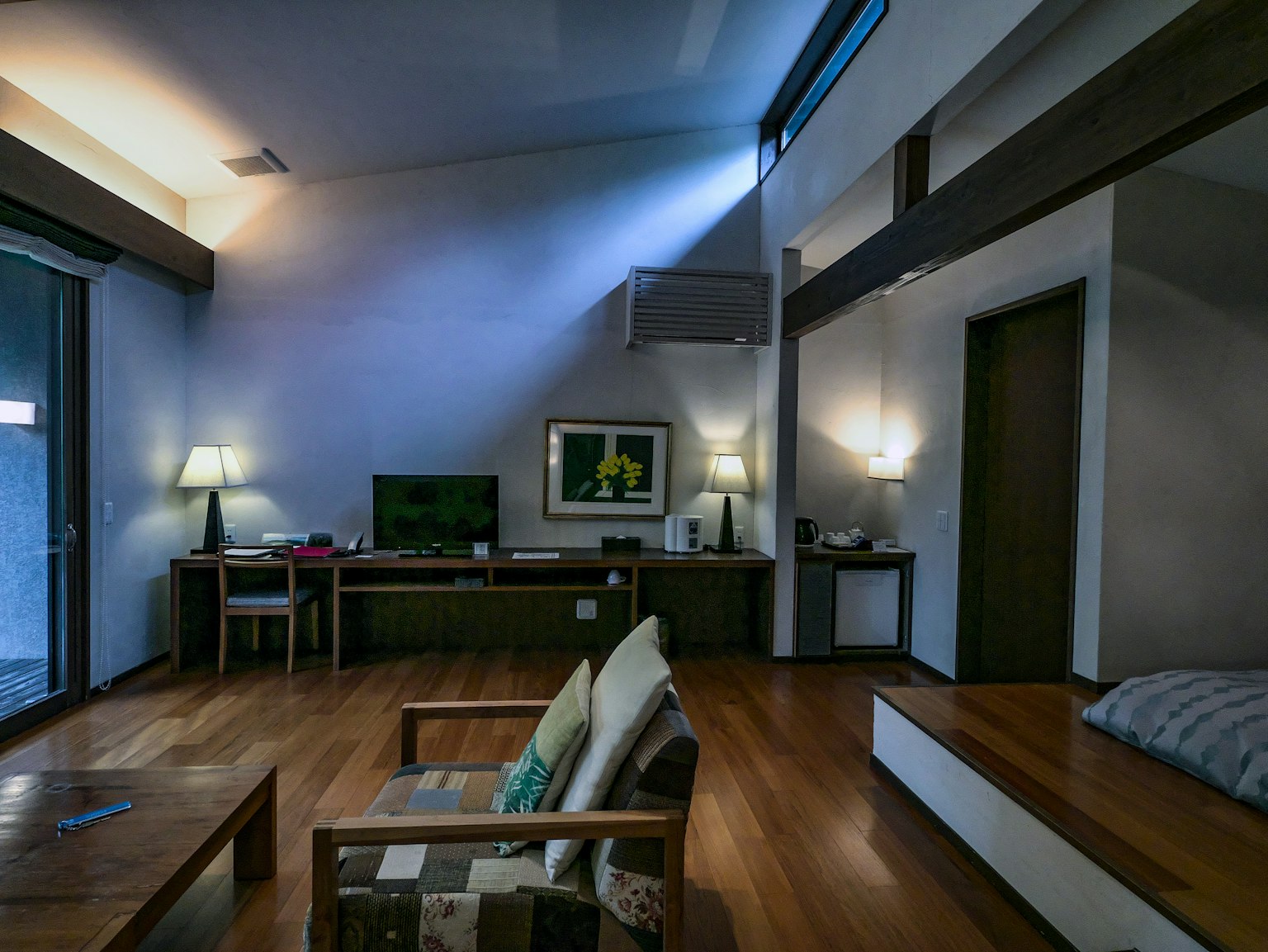 Modernes Wohnzimmer mit Holzmöbeln und stimmungsvollem Licht