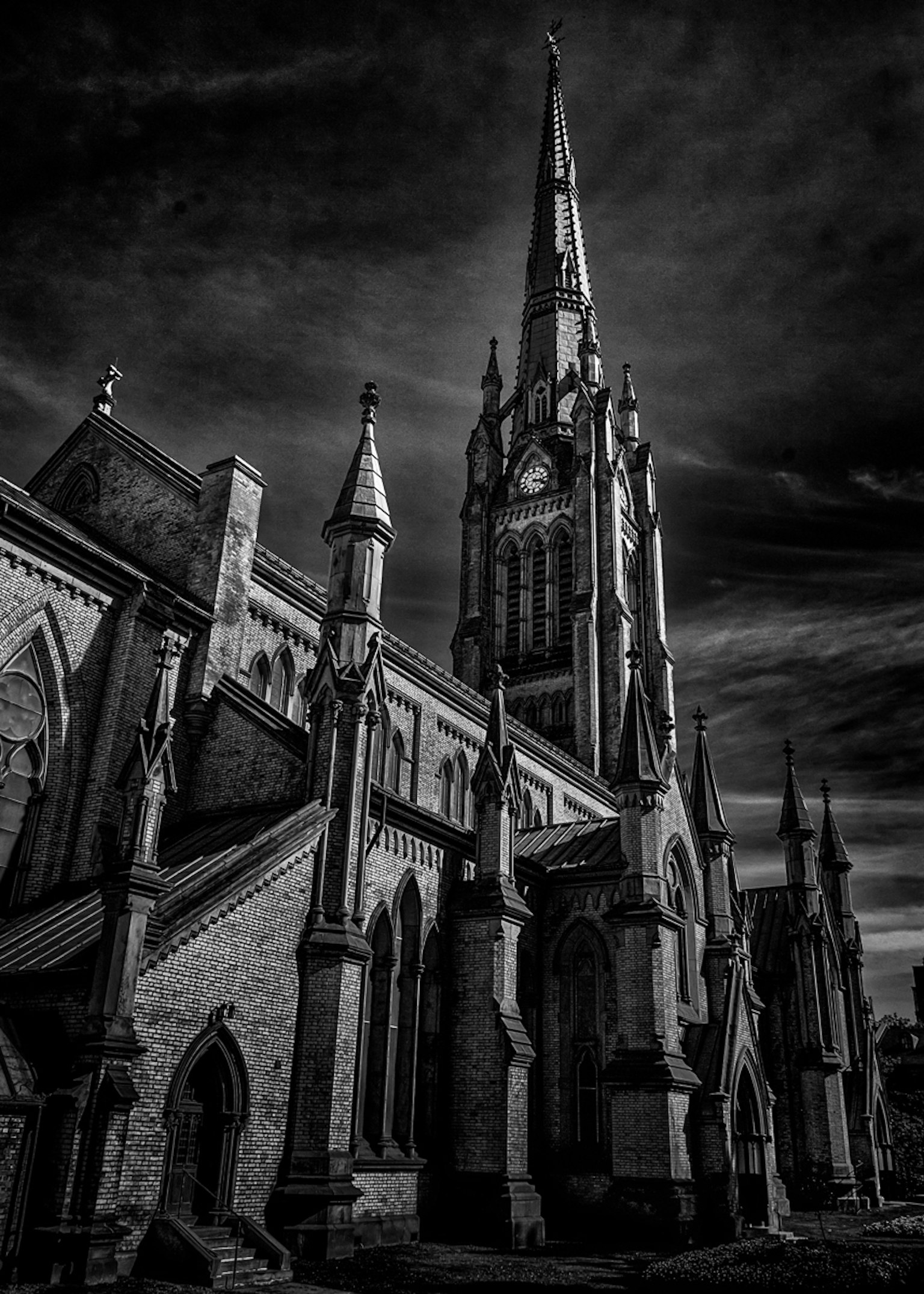 Hình ảnh nhà thờ màu đen trắng với tháp cao và kiến trúc Gothic