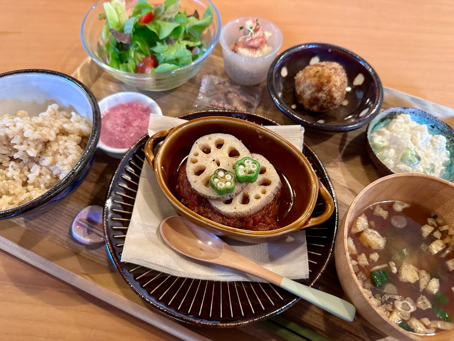 Schönes japanisches Küchenangebot mit geschmorter Lotuswurzel und Gemüse dazu Salat Reis und Miso-Suppe