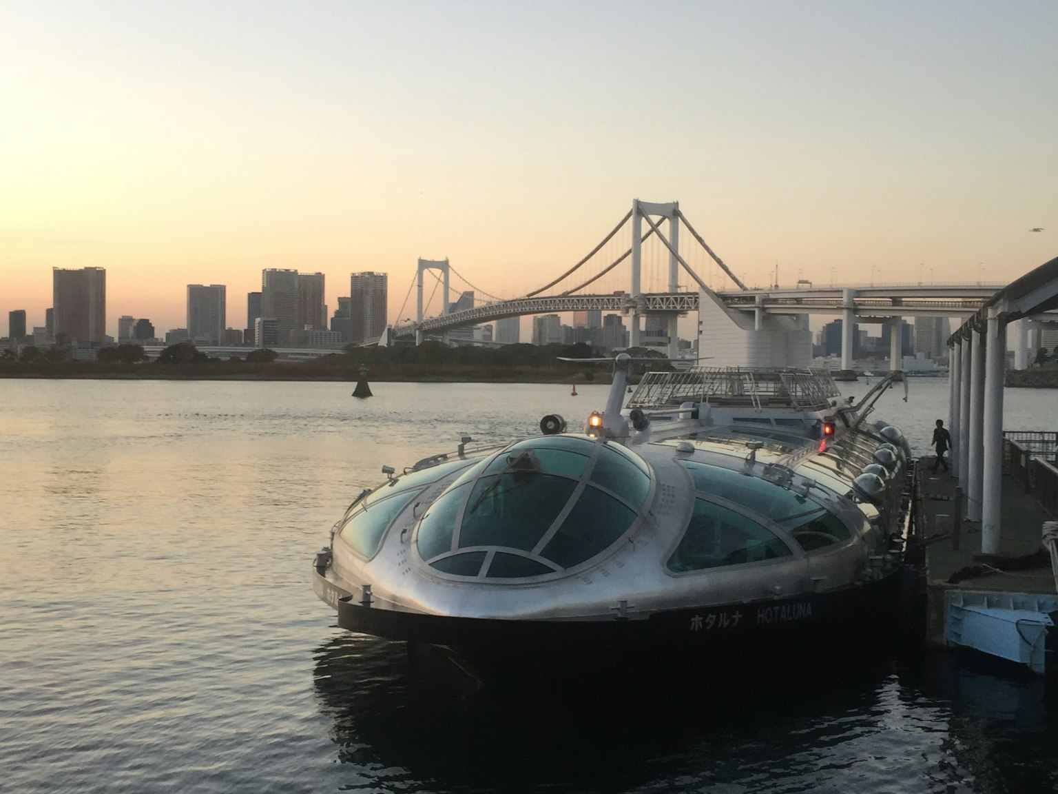 เรืออนาคตในอ่าวโตเกียวกับสะพานเรนโบว์ในยามพระอาทิตย์ตก