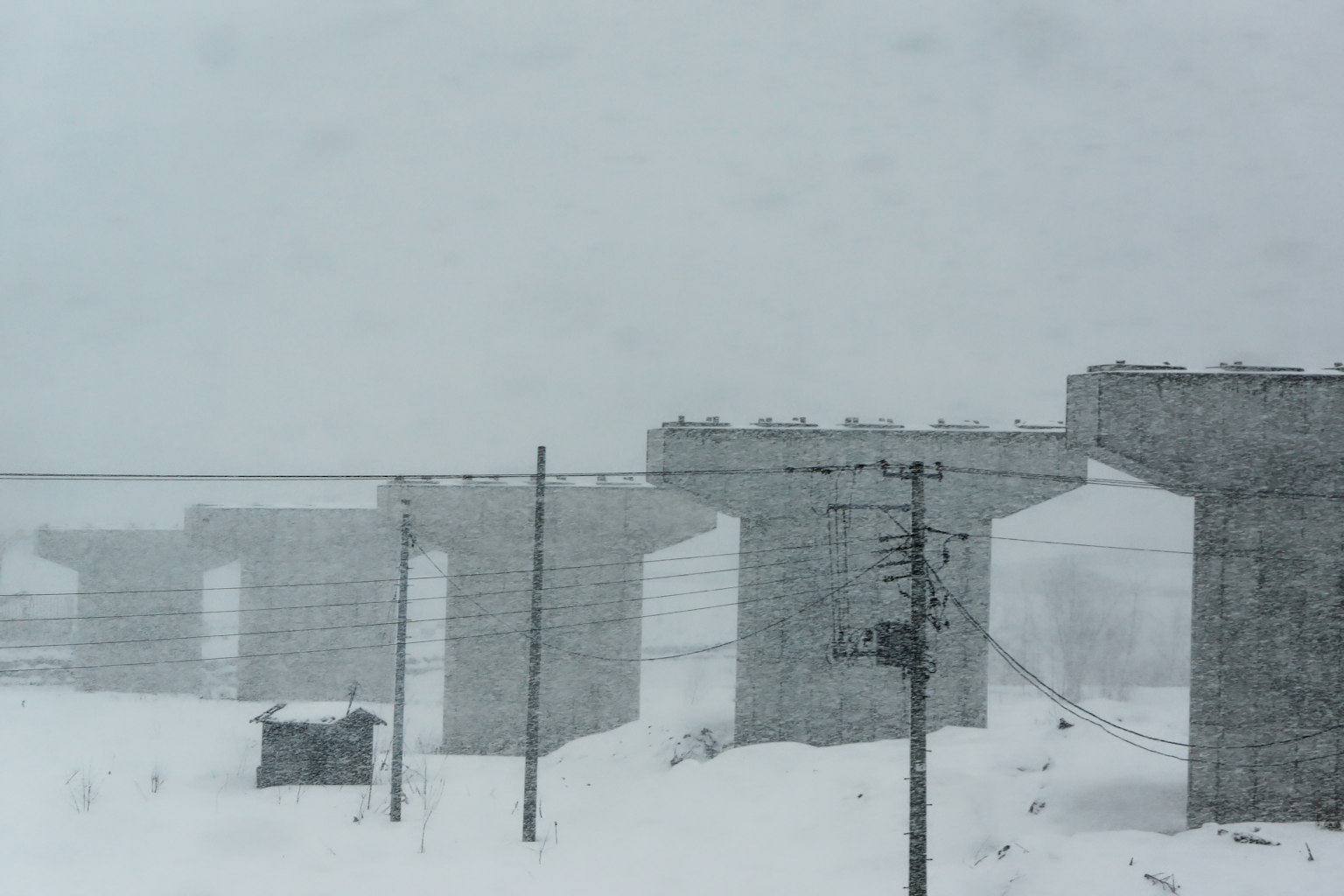 雪覆盖的桥柱在雪地景观中
