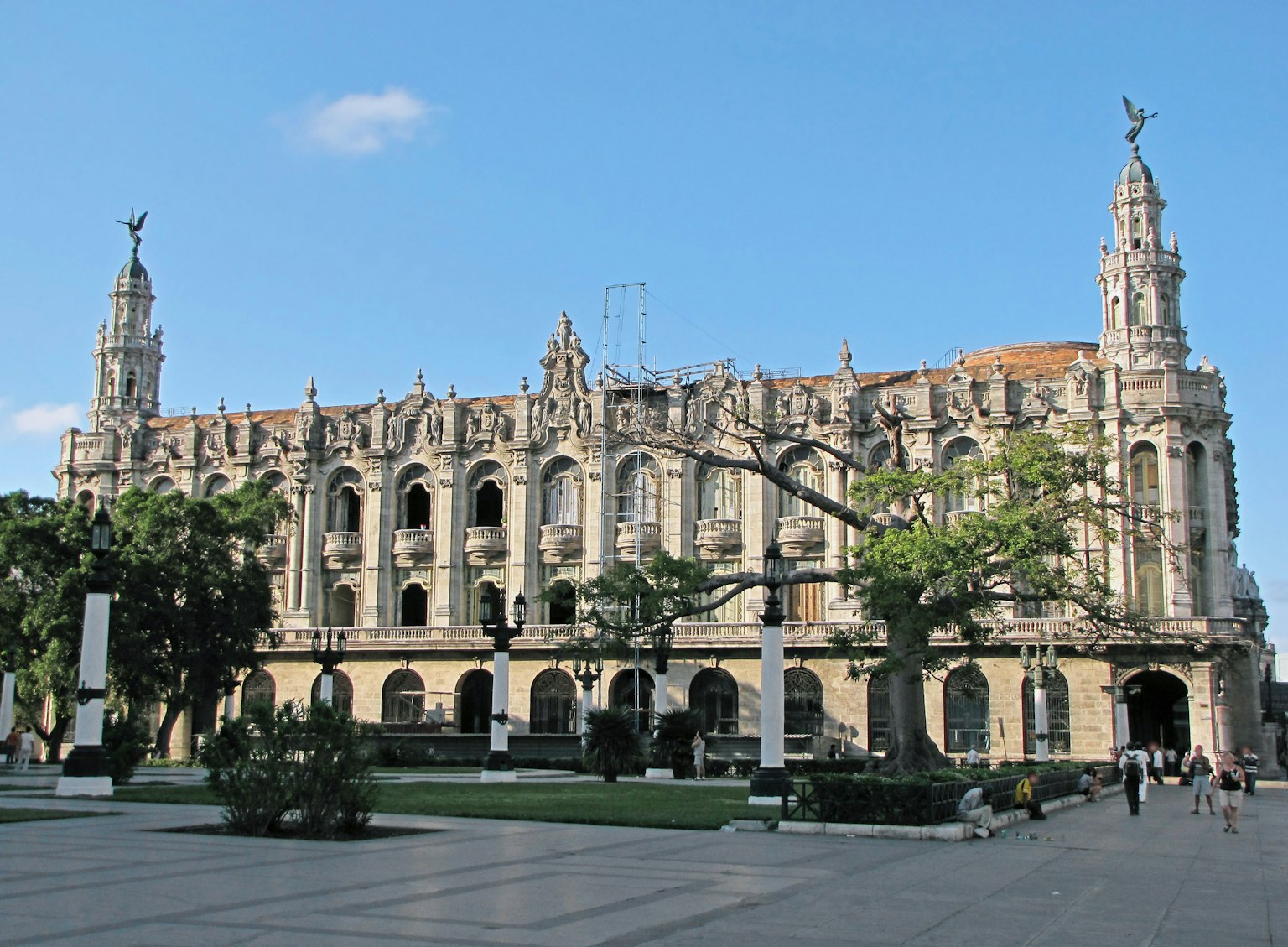 Eksterior bangunan yang indah di Havana dengan langit biru