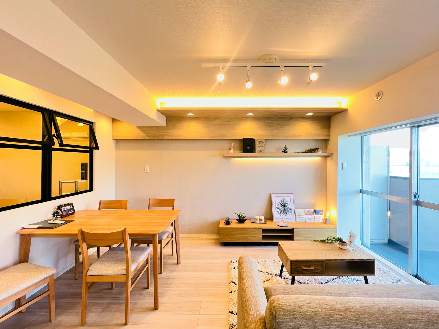 Interior de sala brillante con mesa de comedor de madera y sillas sofá puerta de balcón diseño moderno