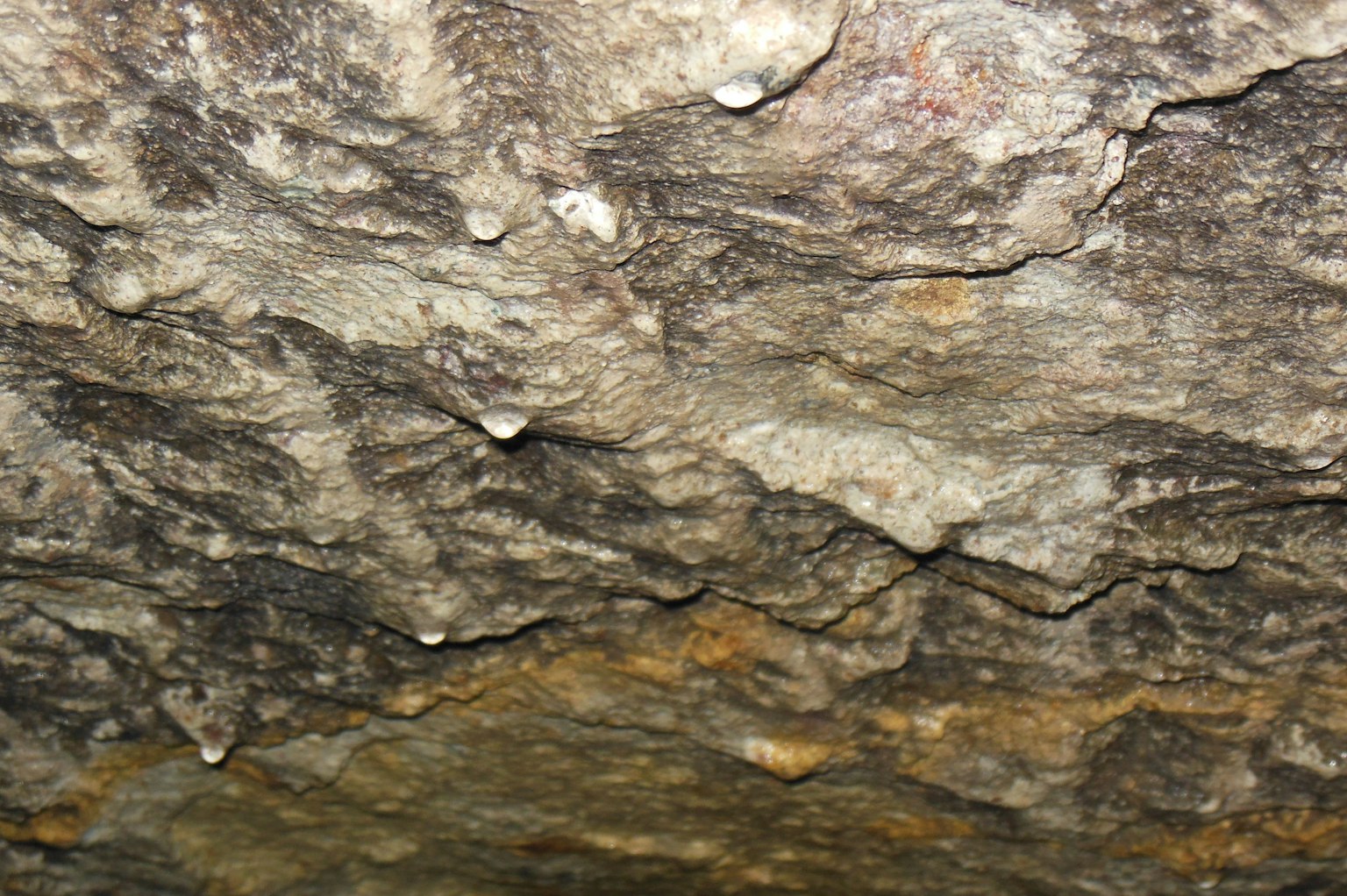 Plafond rocheux avec des gouttes d'eau et des motifs uniques