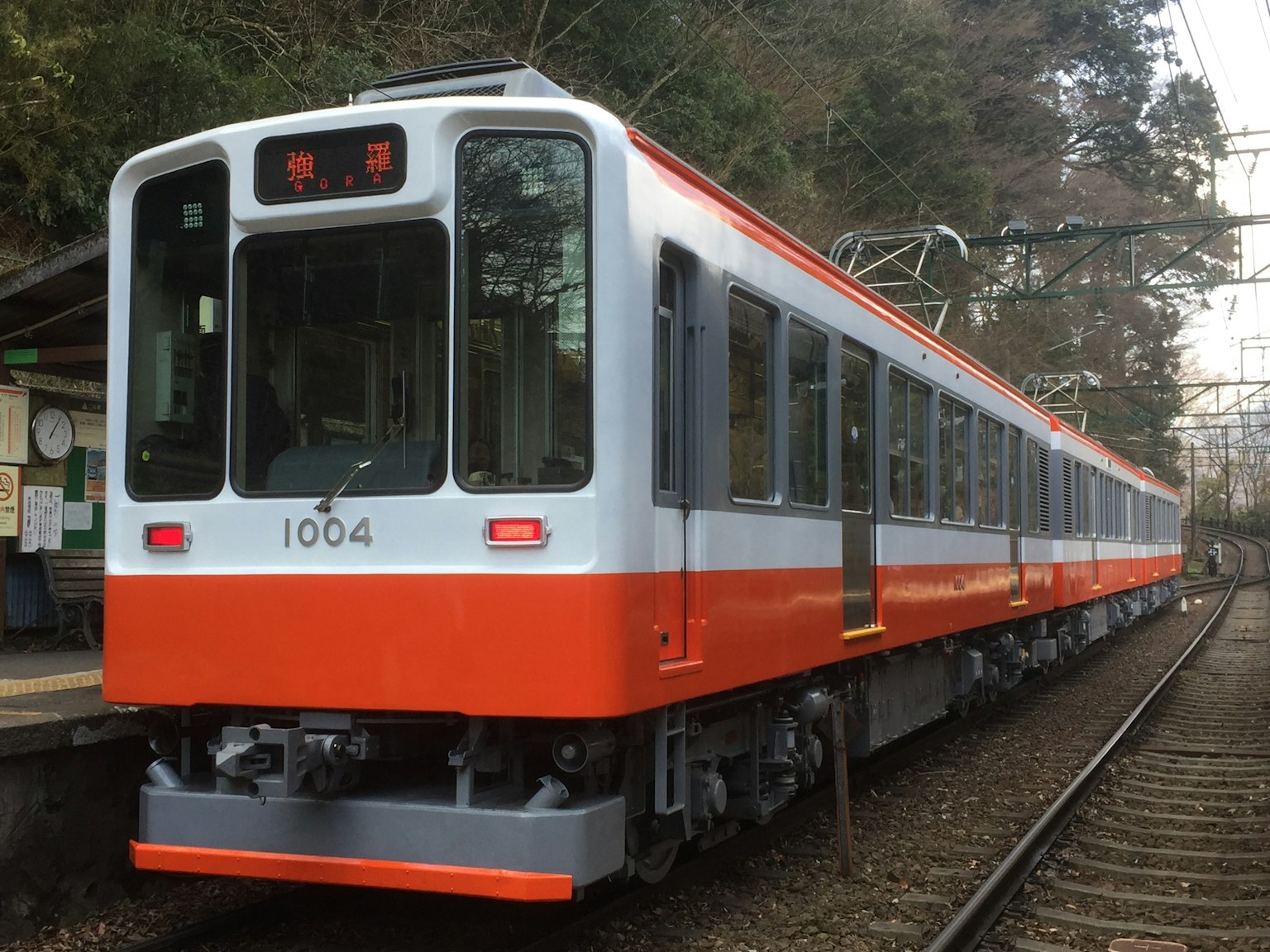 รถไฟสีส้มและสีเทาจอดอยู่ที่สถานี