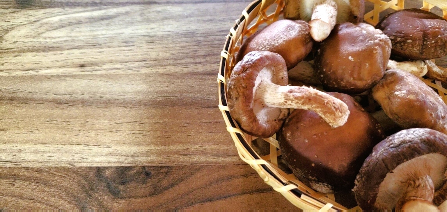 ตะกร้าของเห็ดชิตาเกะบนโต๊ะไม้