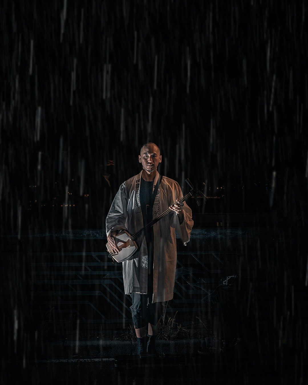 雨中走在四条大桥上的男子