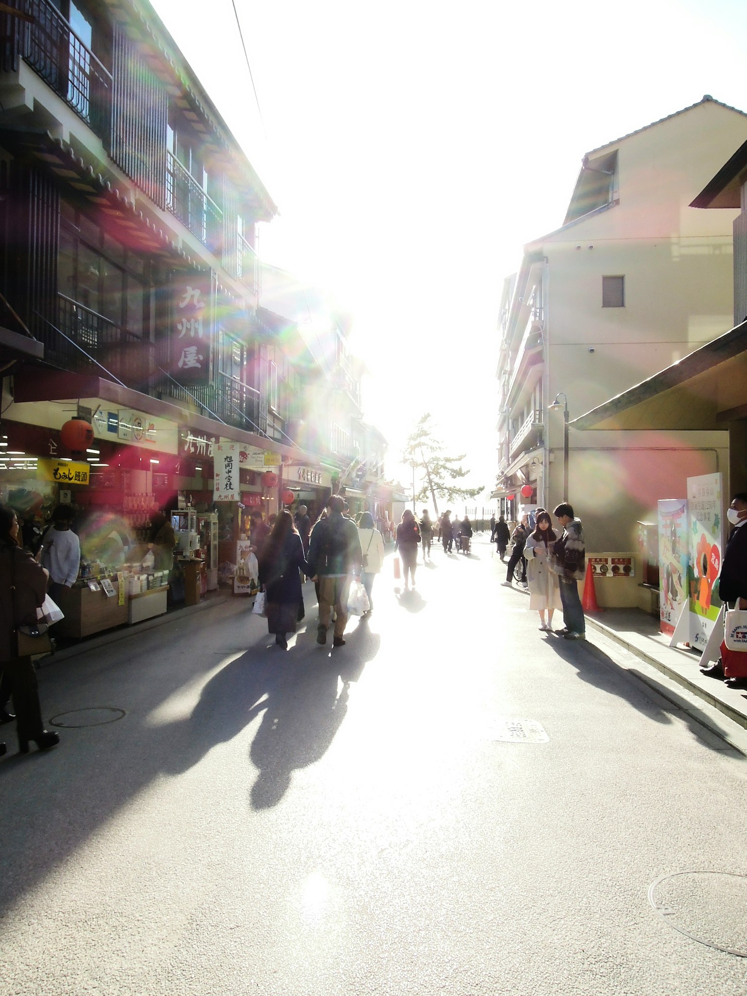 明亮的街道场景，人们在走，商店在背景中