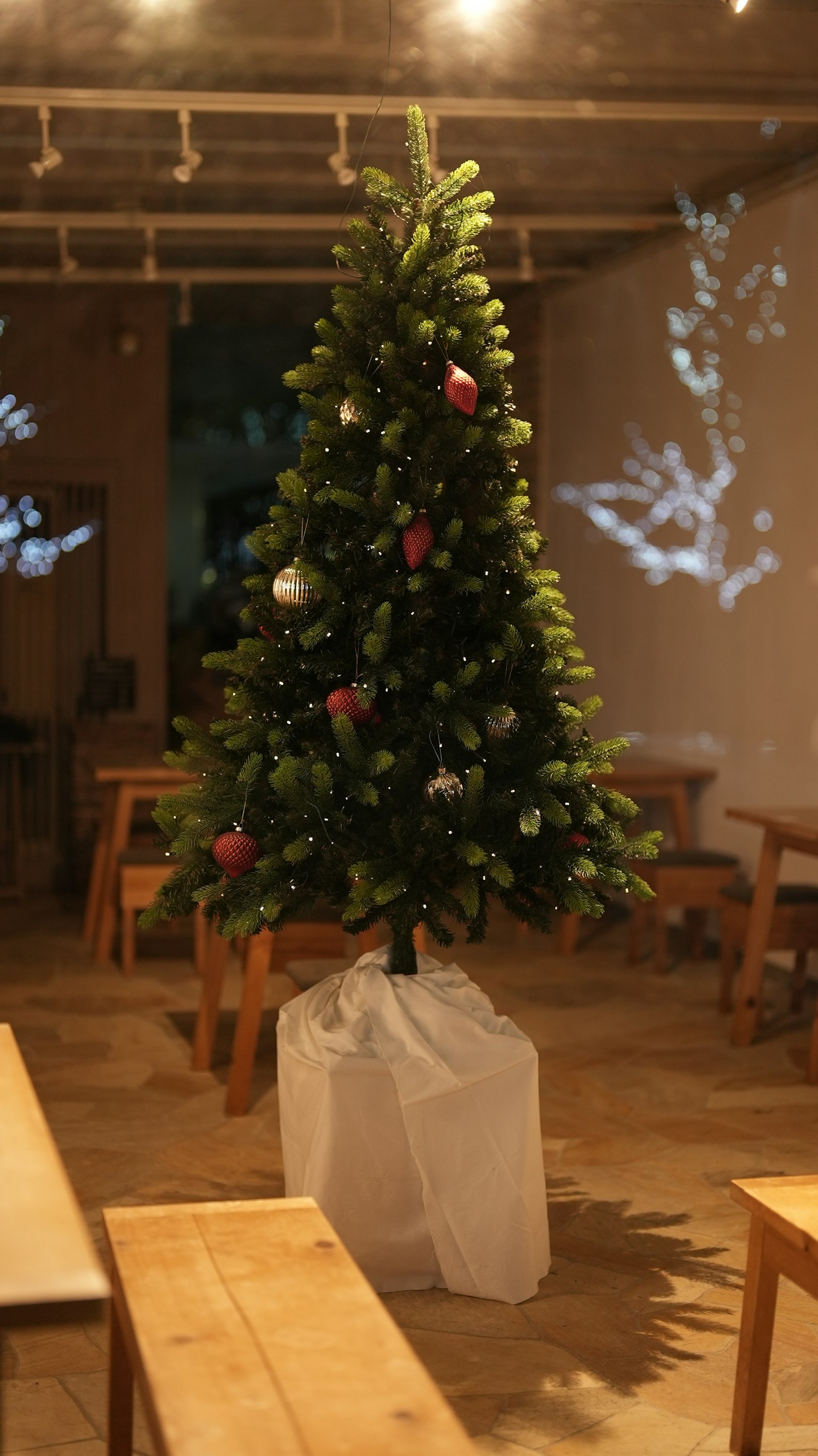 Escena interior con un árbol de Navidad decorado