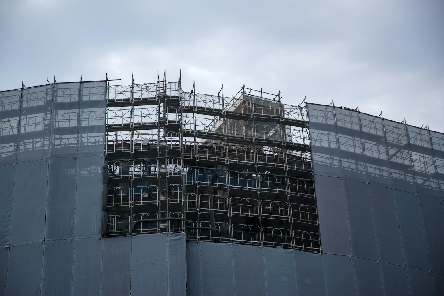 Impalcatura e copertura su un edificio in costruzione