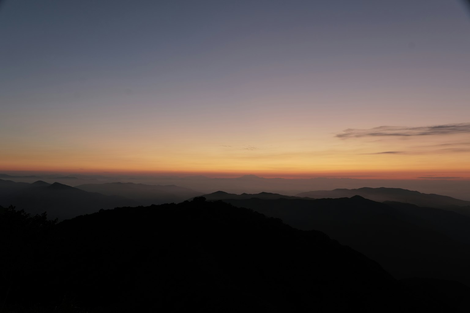 Silhouette di montagne contro un cielo di tramonto bellissimo