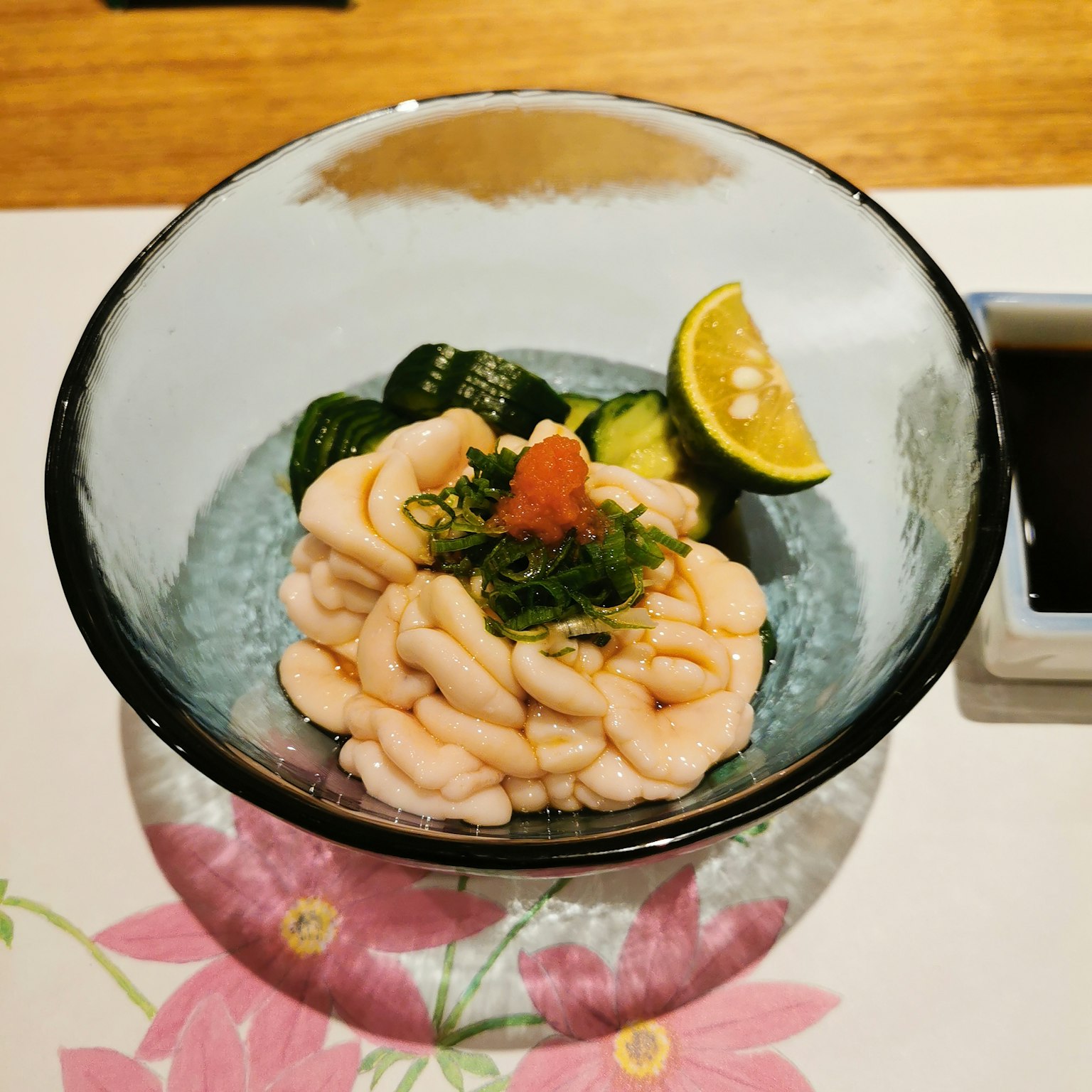 Frischer Garnelen- und Gurkensalat in einer Glasschüssel serviert
