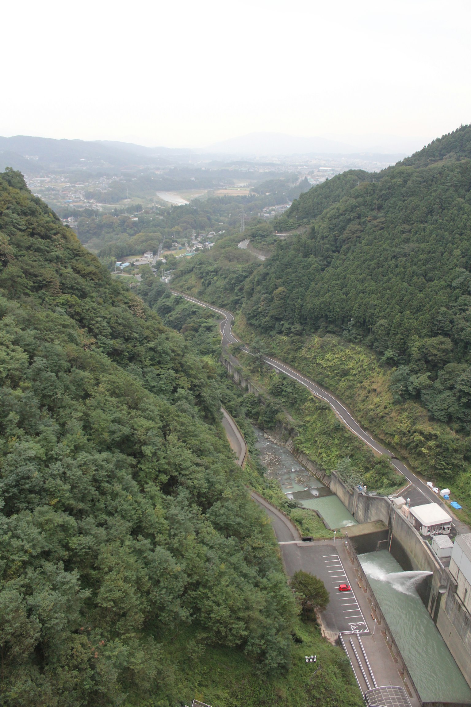 鸟瞰郁郁葱葱的绿色山脉和蜿蜒的河流