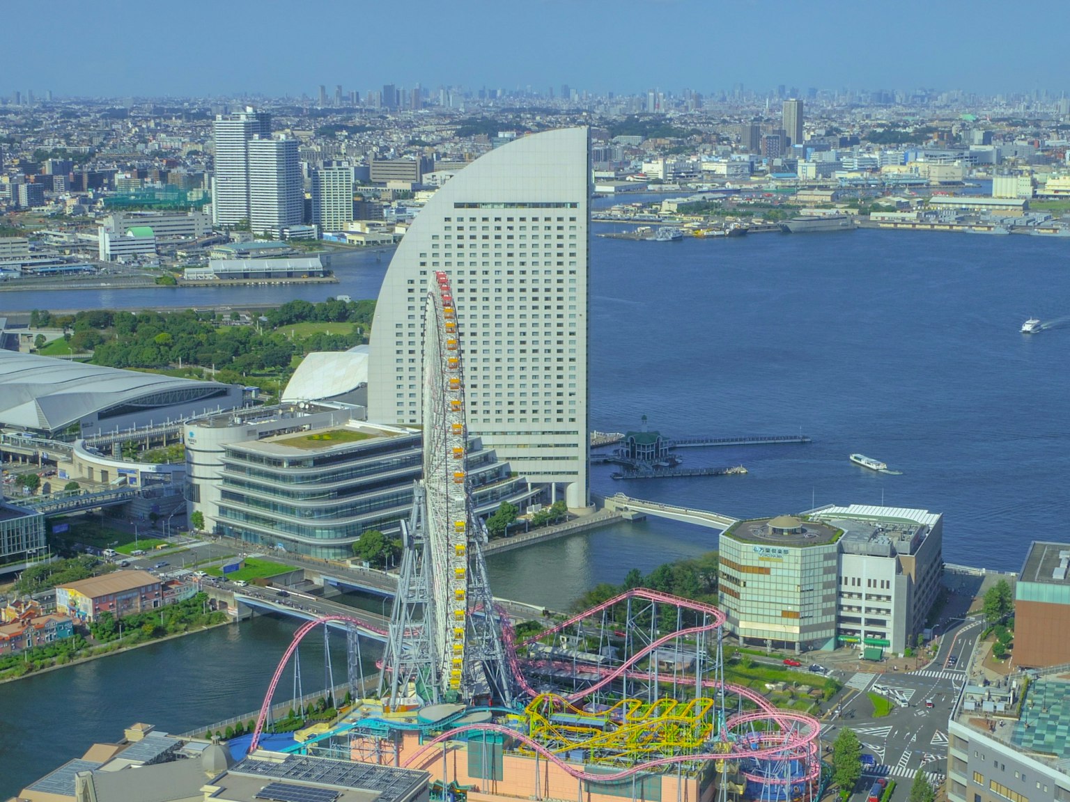 Vista di Yokohama con una ruota panoramica e un parco divertimenti vicino al porto