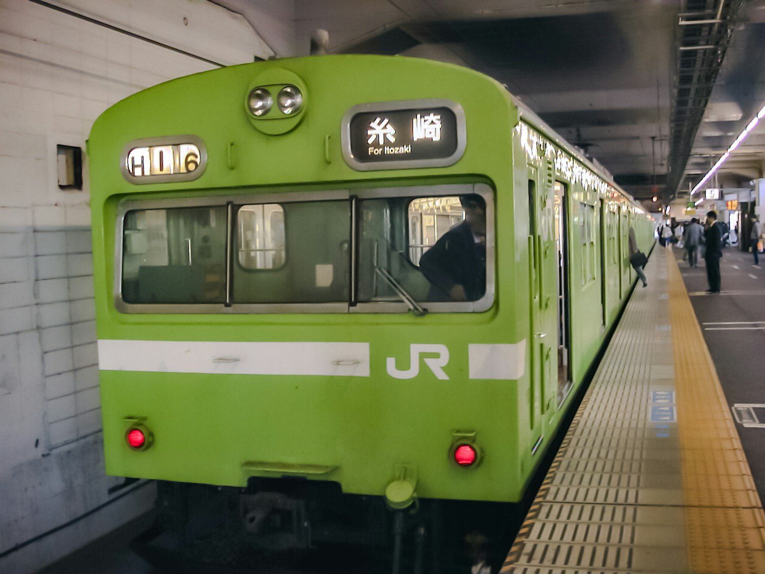 Kereta JR hijau berhenti di stasiun