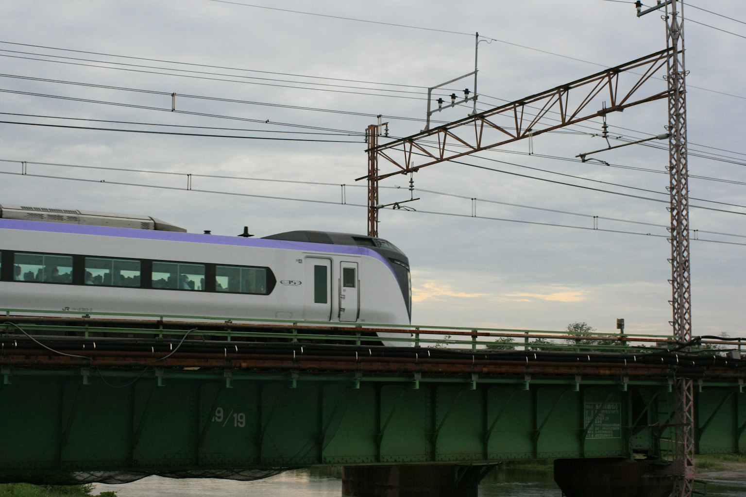รถไฟความเร็วสูงข้ามสะพาน
