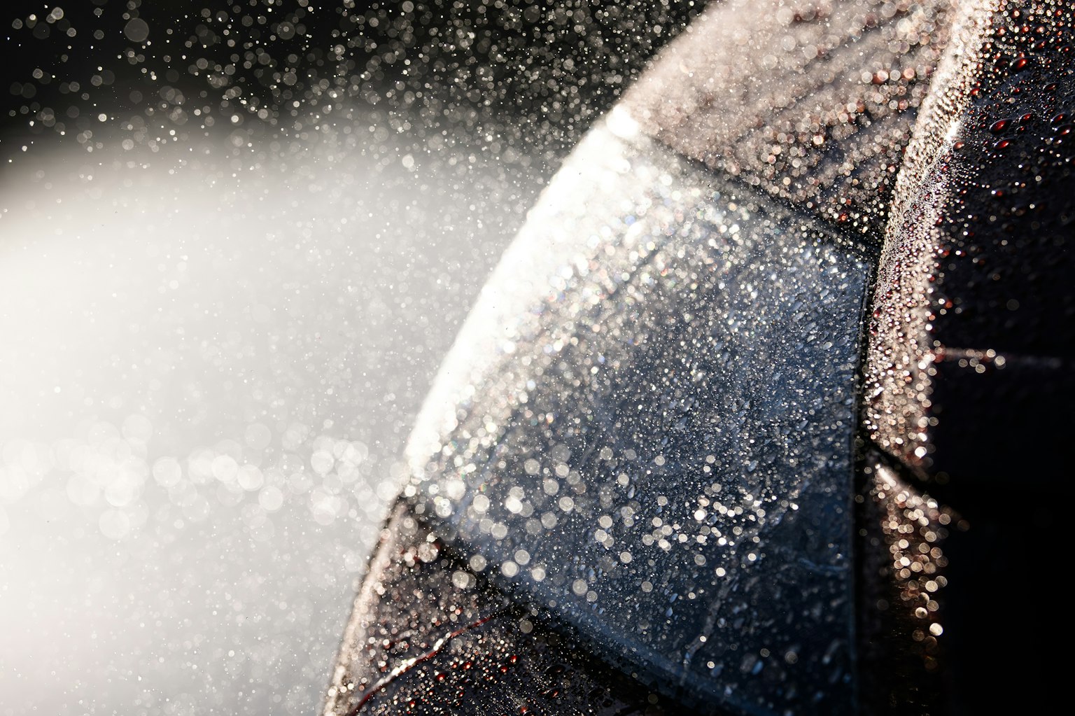 ภาพระยะใกล้ของยางที่มีน้ำกระเซ็น