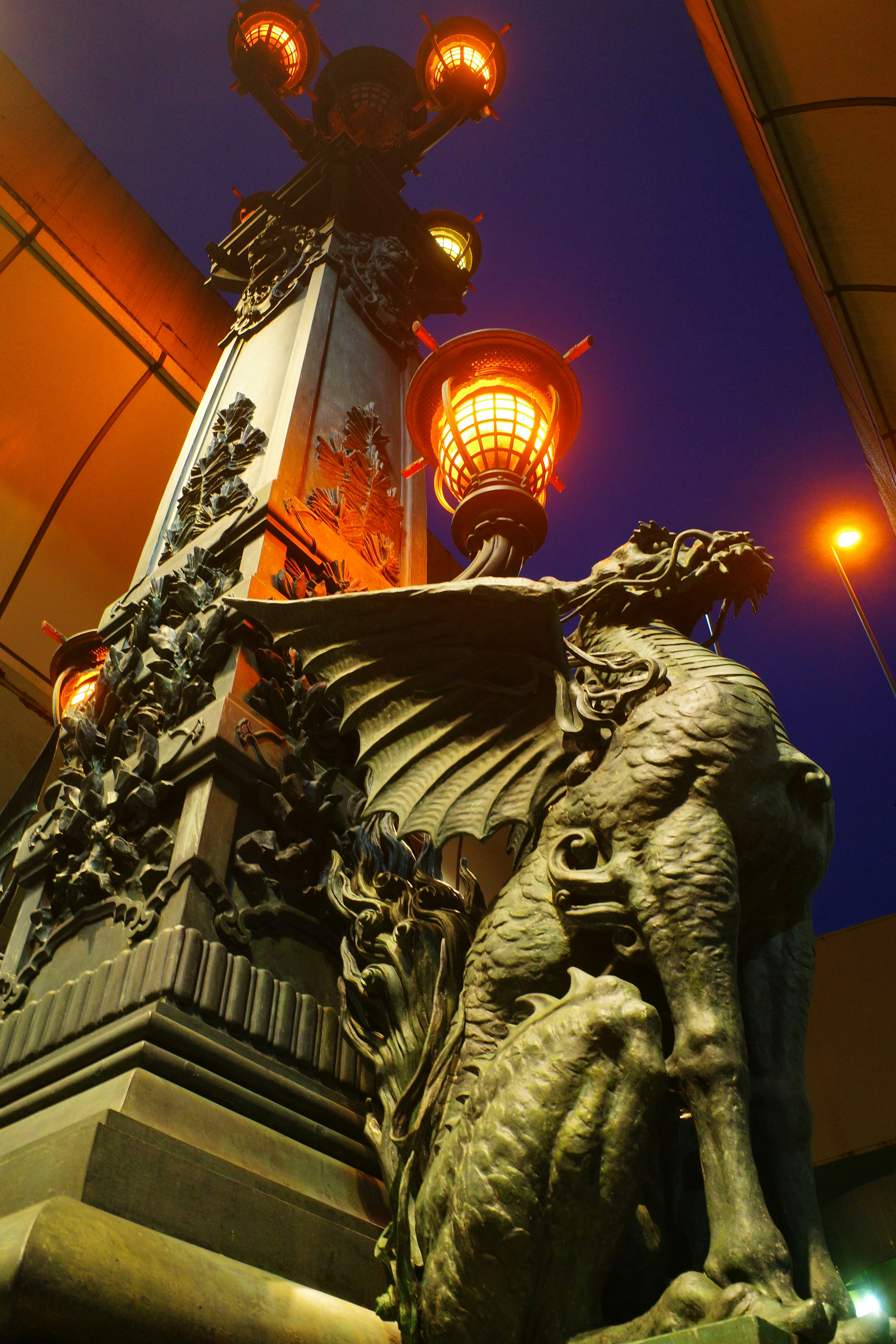 escaliers nocturnes avec une statue de lion et des lampadaires
