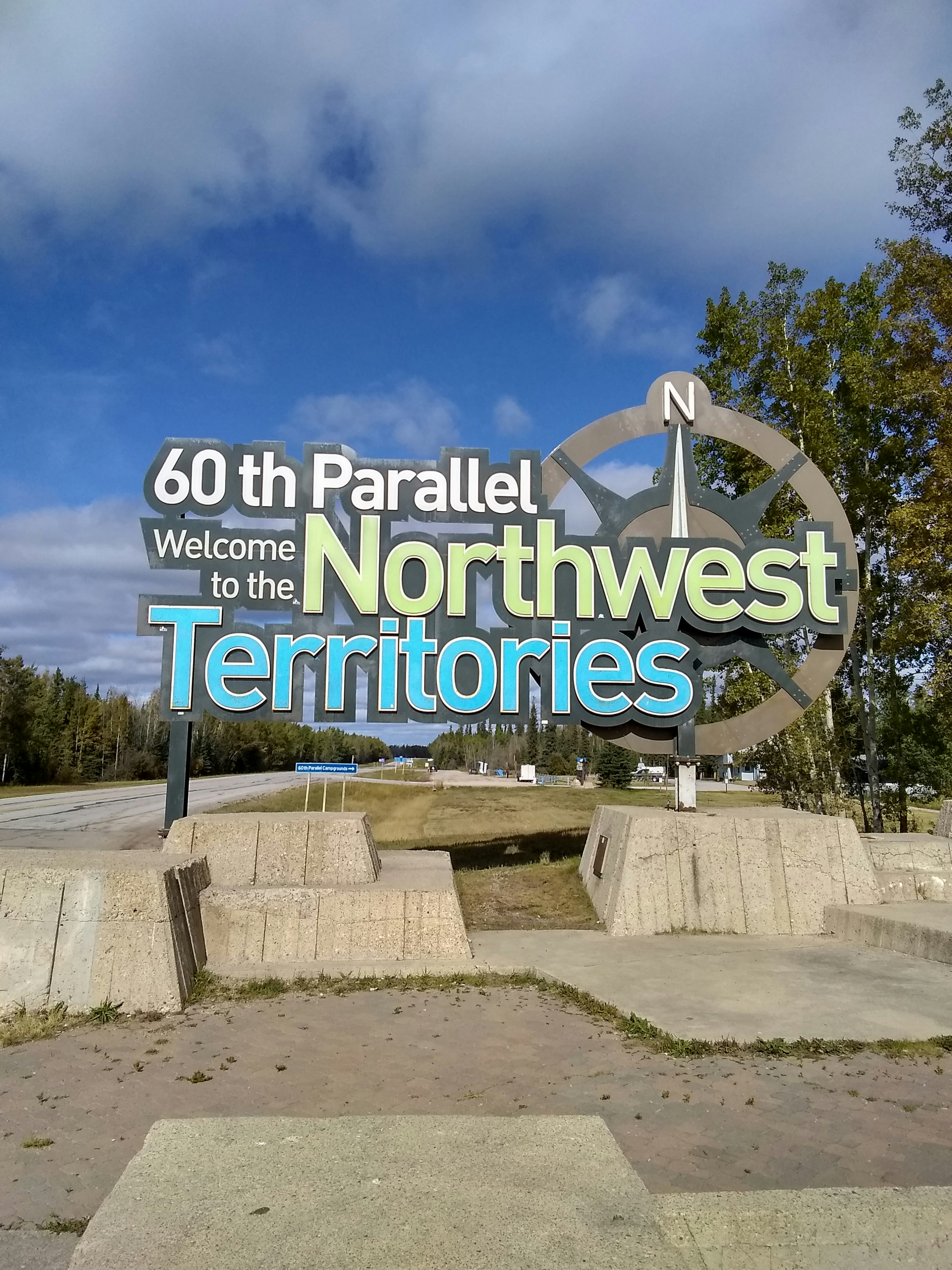 Monumento de bienvenida y letrero “Northwest Territories”