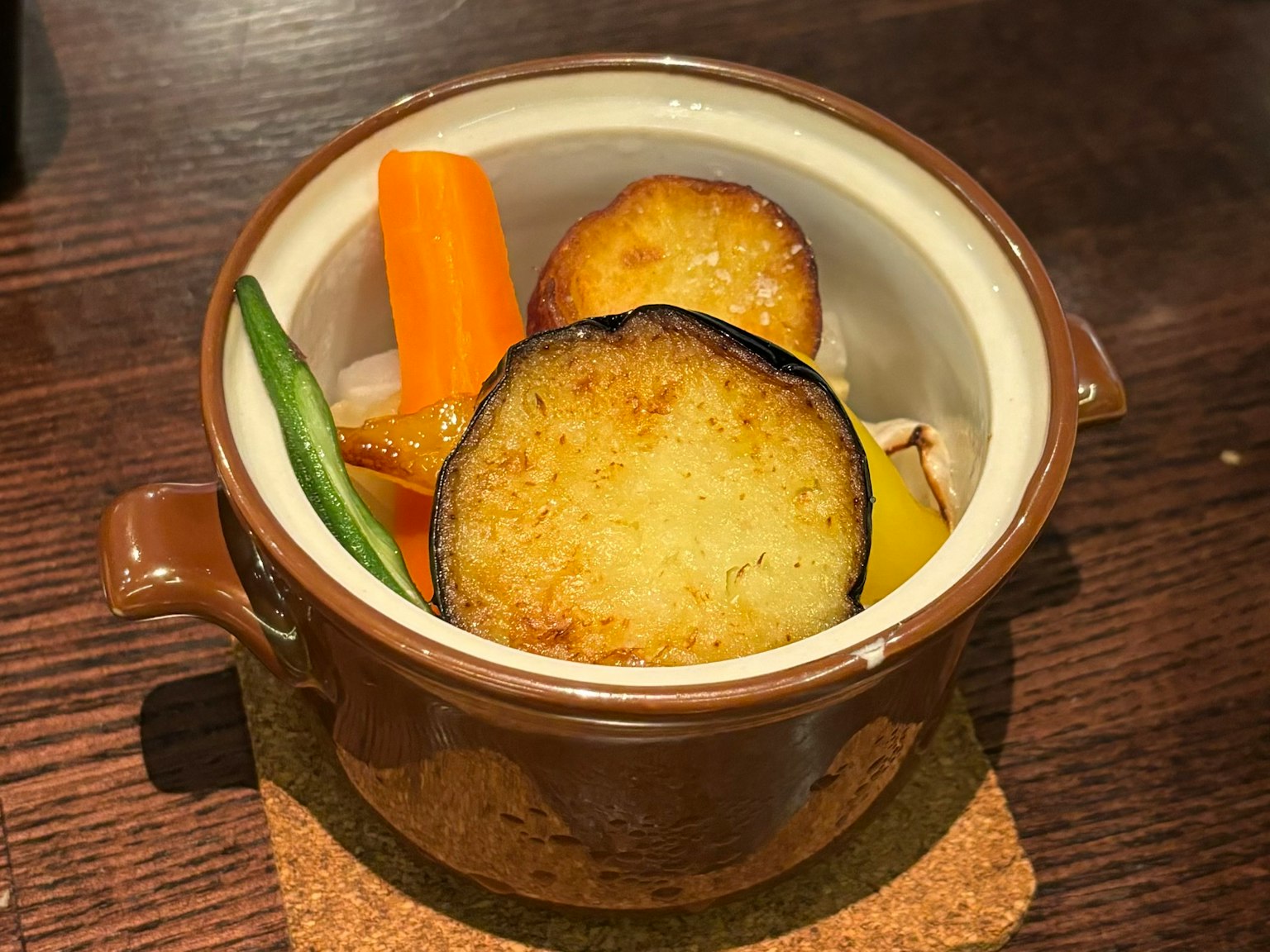 装满烤蔬菜和米饭的陶锅