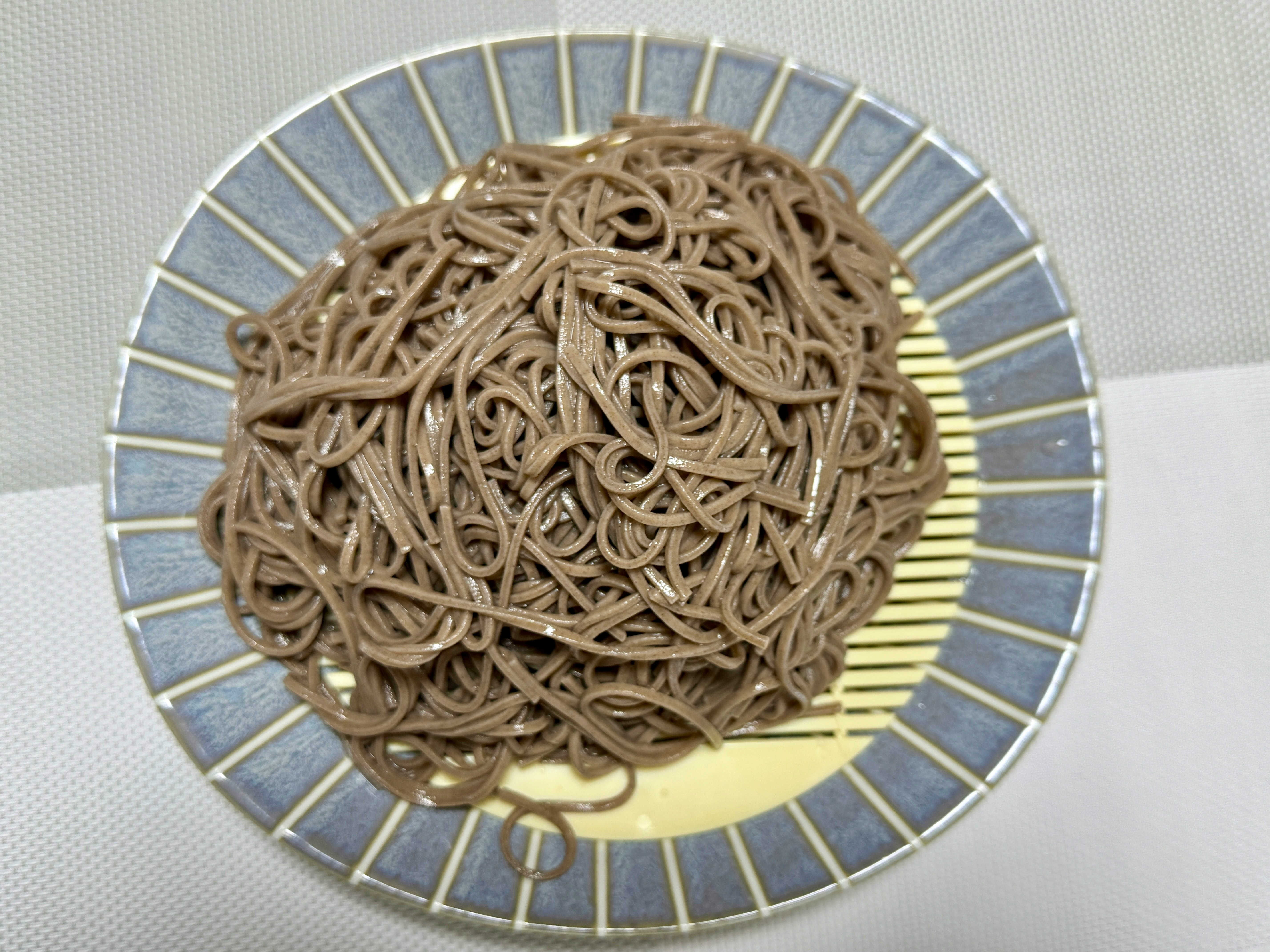 皿に盛られたそばのような細い麺