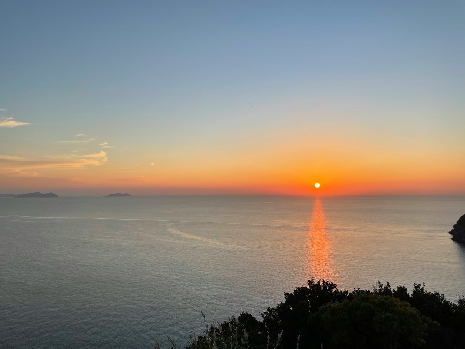 Bellissimo tramonto sull'oceano con acque calme