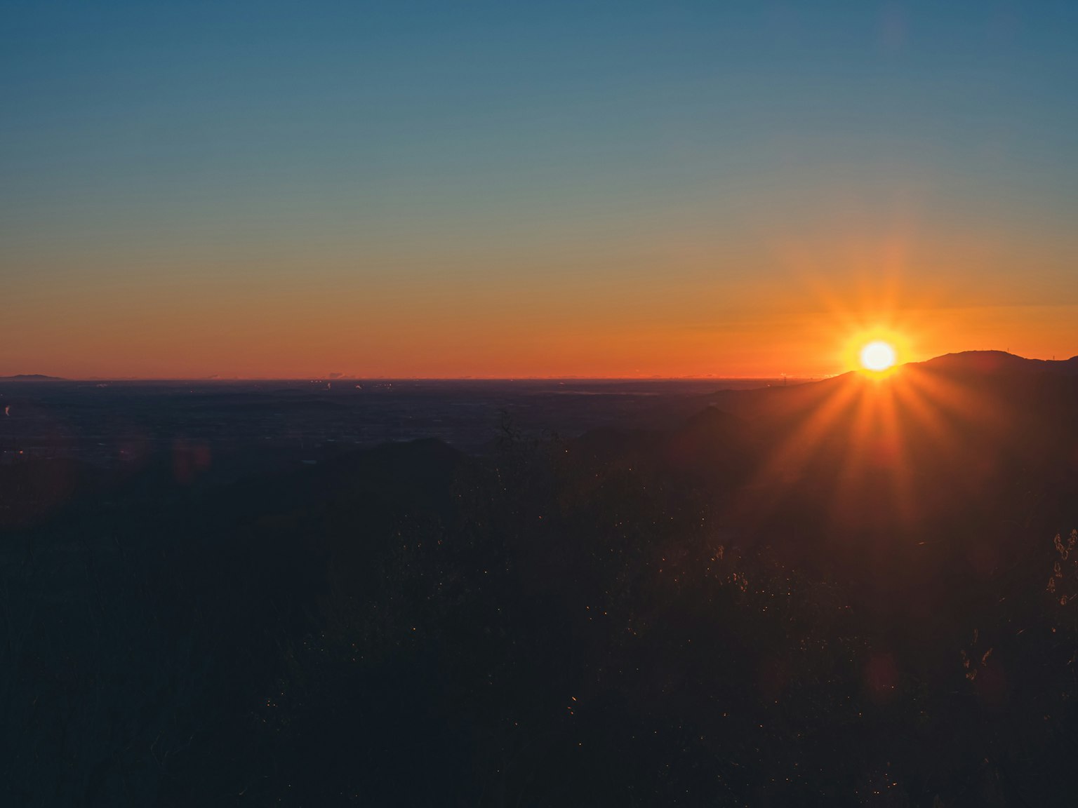 Paesaggio mozzafiato con un sole che sorge e un gradiente colorato