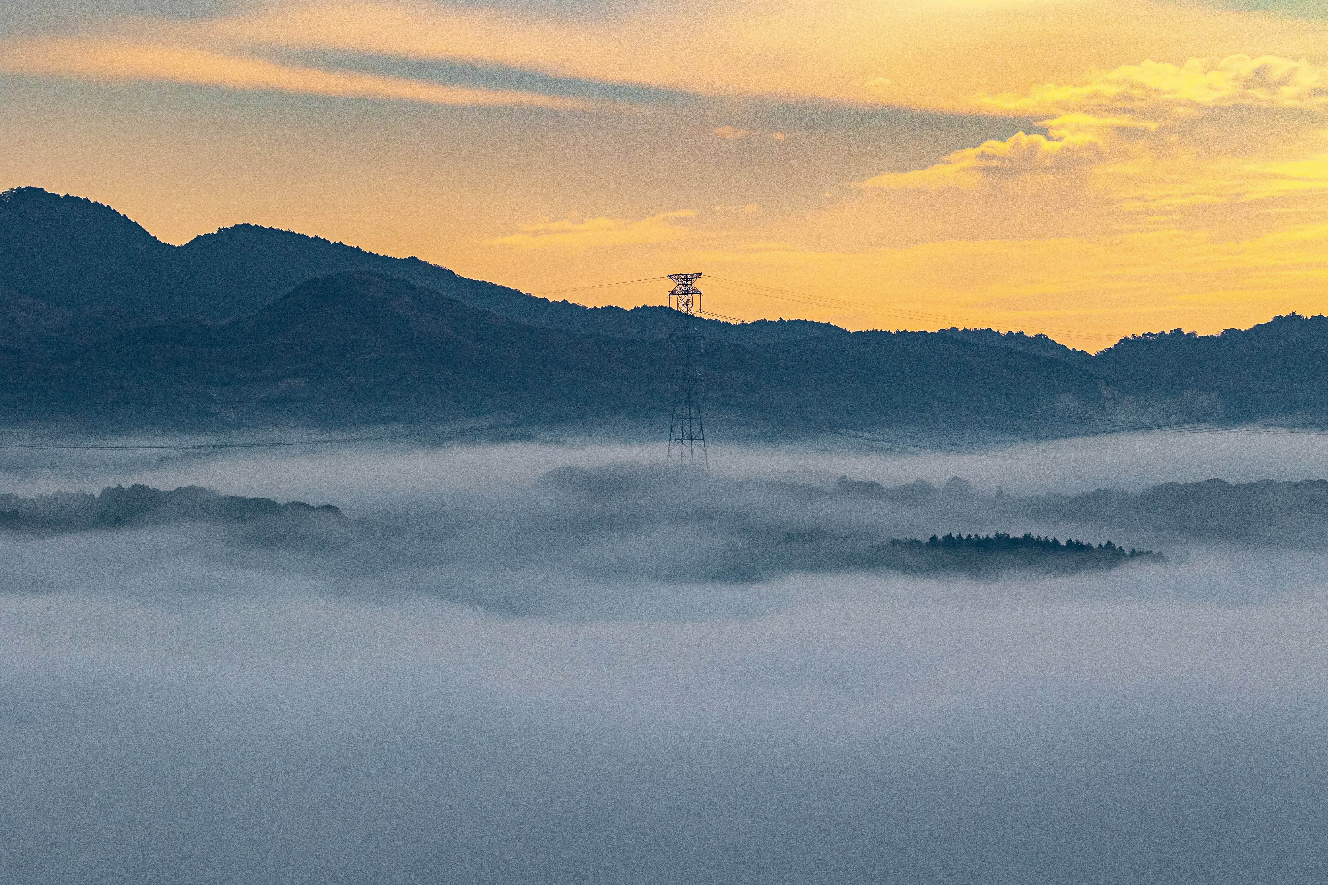 안개 낀 산 능선과 일출 하늘
