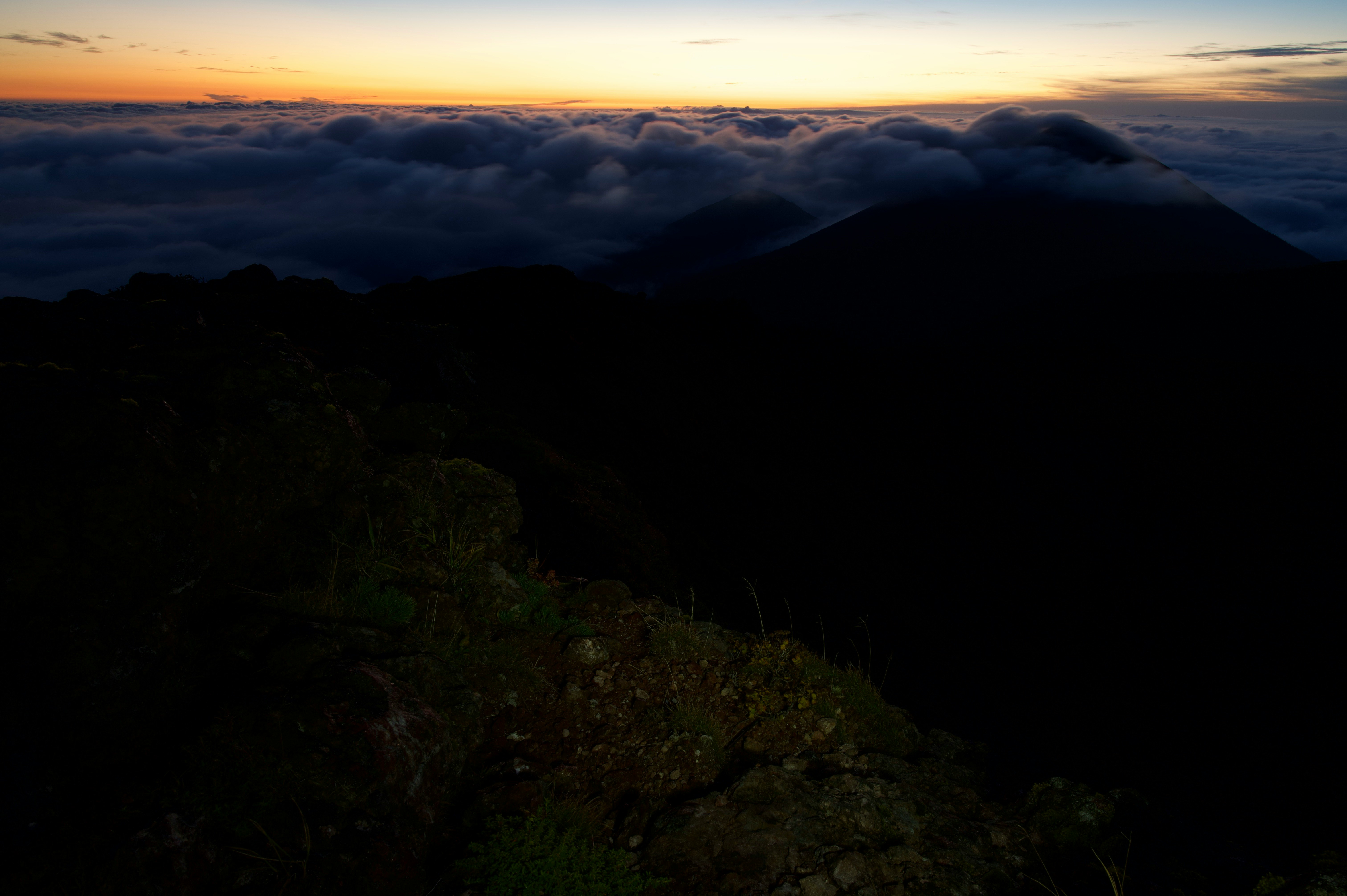 夕暮れの雲海と山並みのシルエット