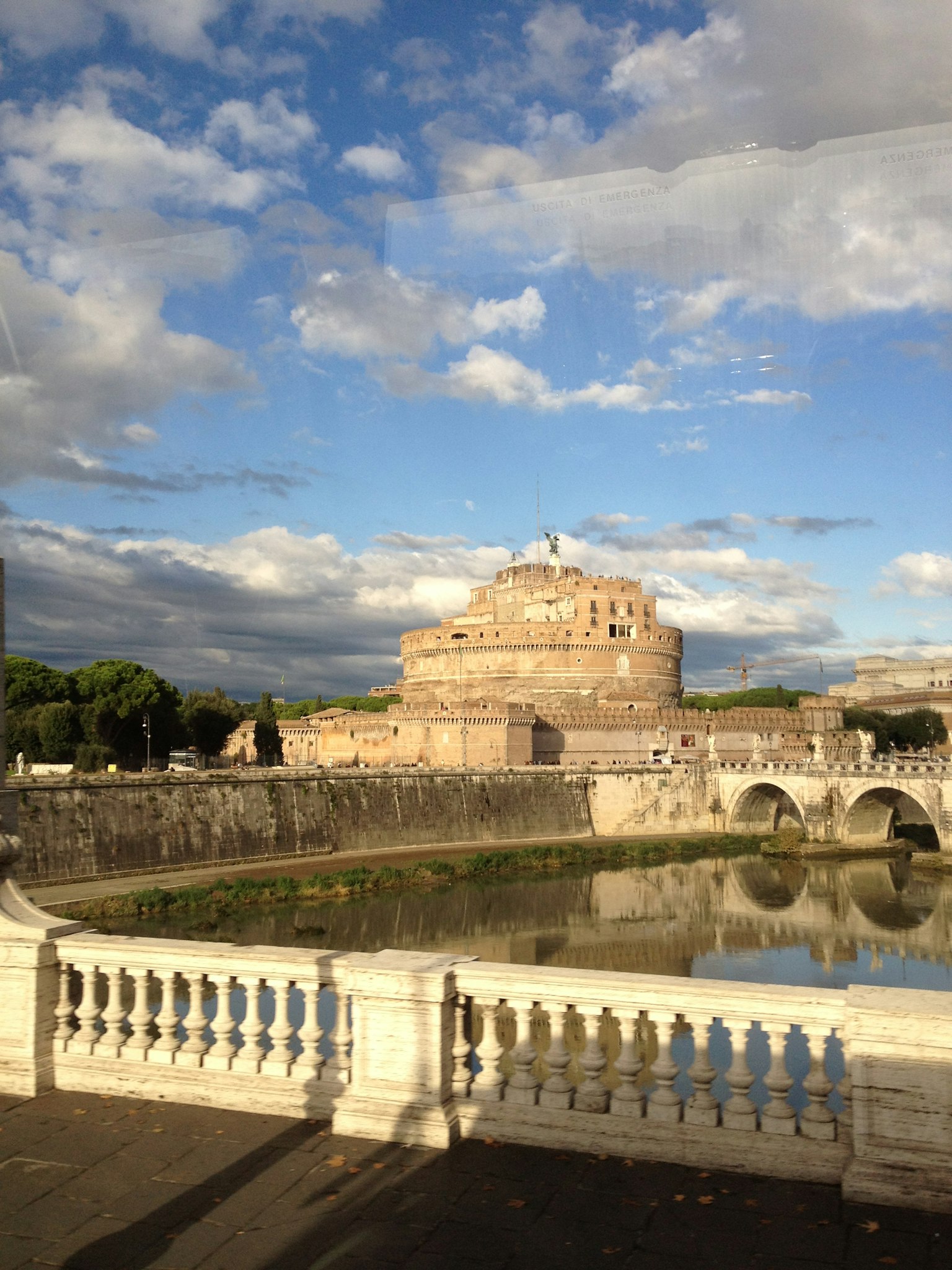 Schöne Flussansicht mit einem historischen Gebäude, das im Wasser nahe dem Tiber reflektiert