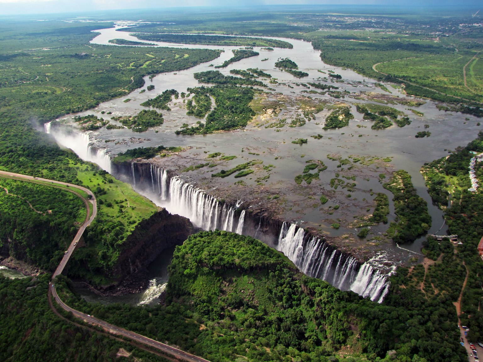 Vista aerea di una maestosa cascata circondata da una vegetazione lussureggiante