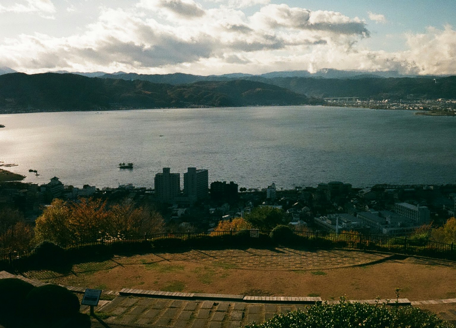 湖泊的風景，遠處有山脈和前景中的小鎮