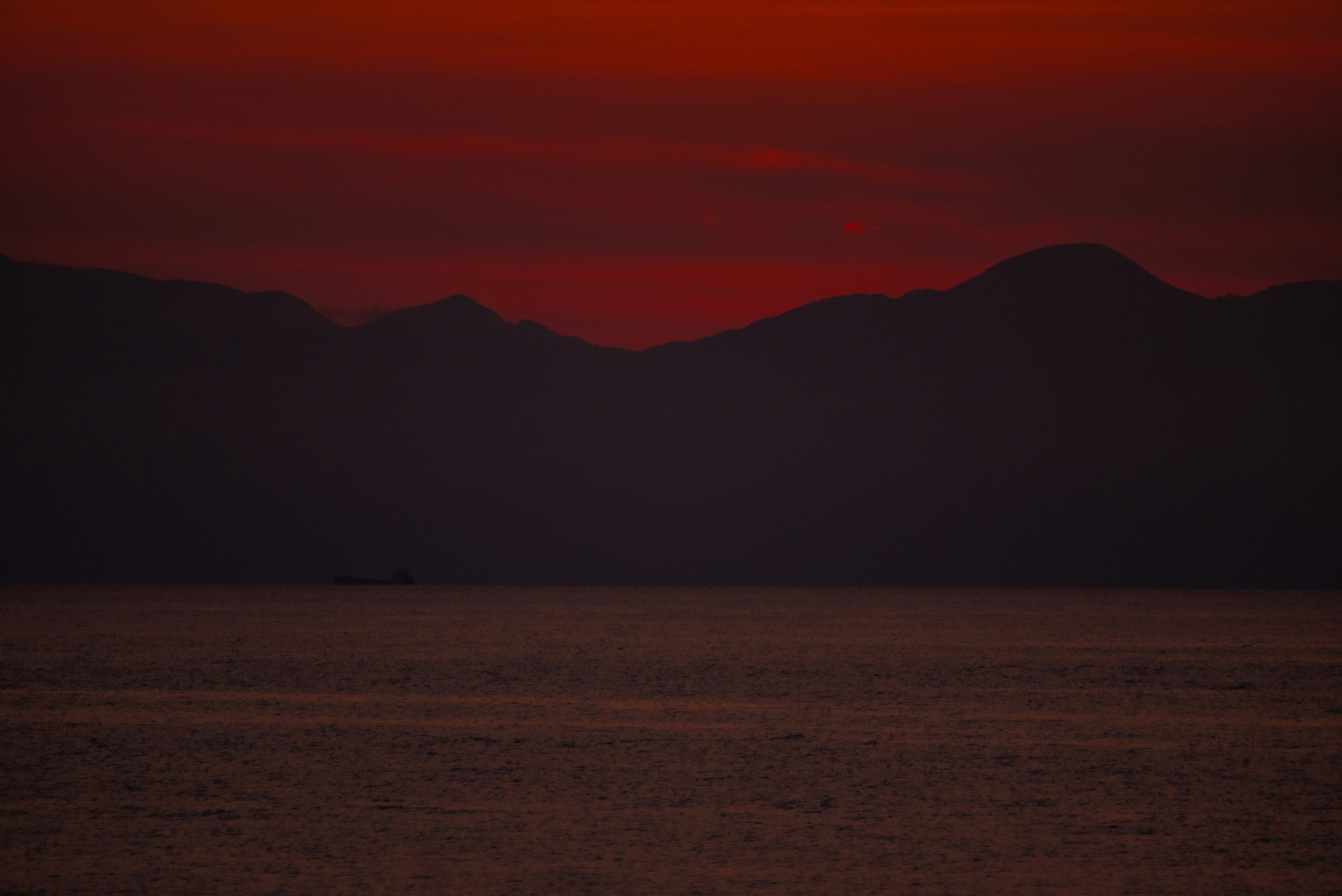 海と水平線を見下ろす夕焼けの空