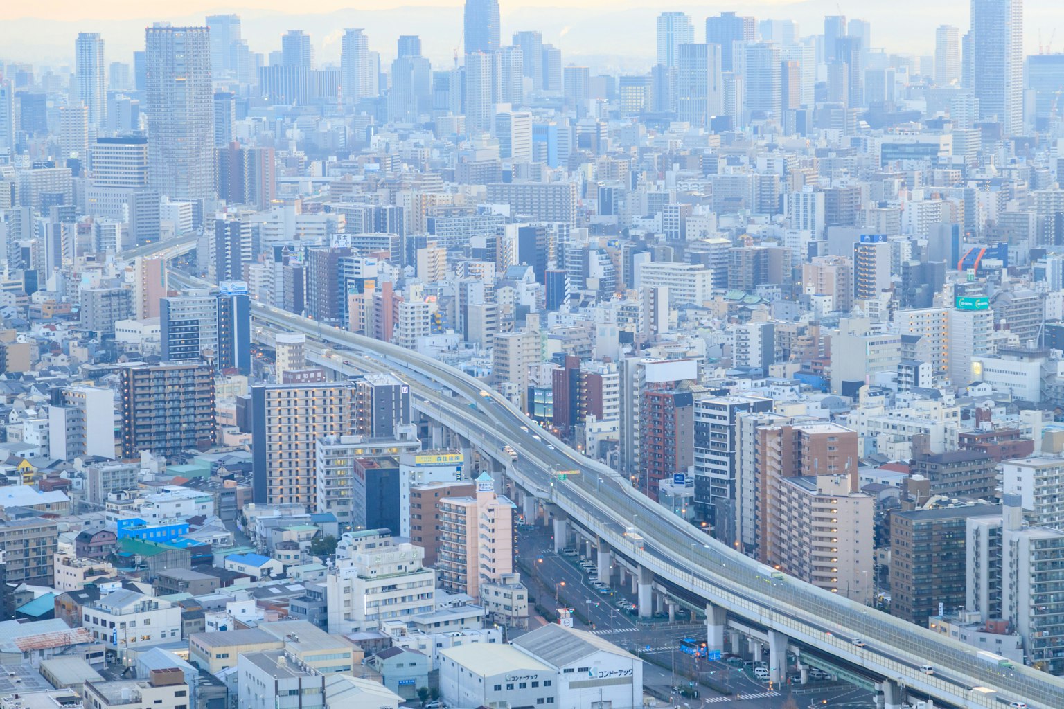 고층 건물과 고속도로가 있는 도시 풍경