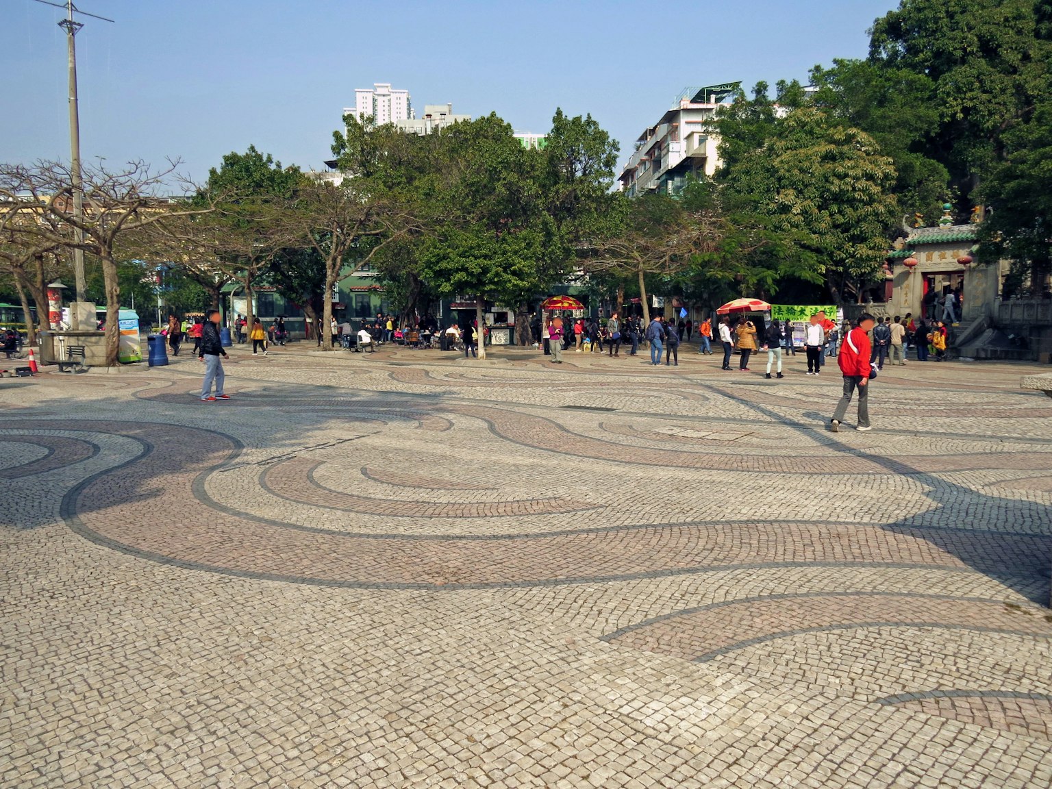 Place du parc avec des pavés en motifs de vagues et des personnes