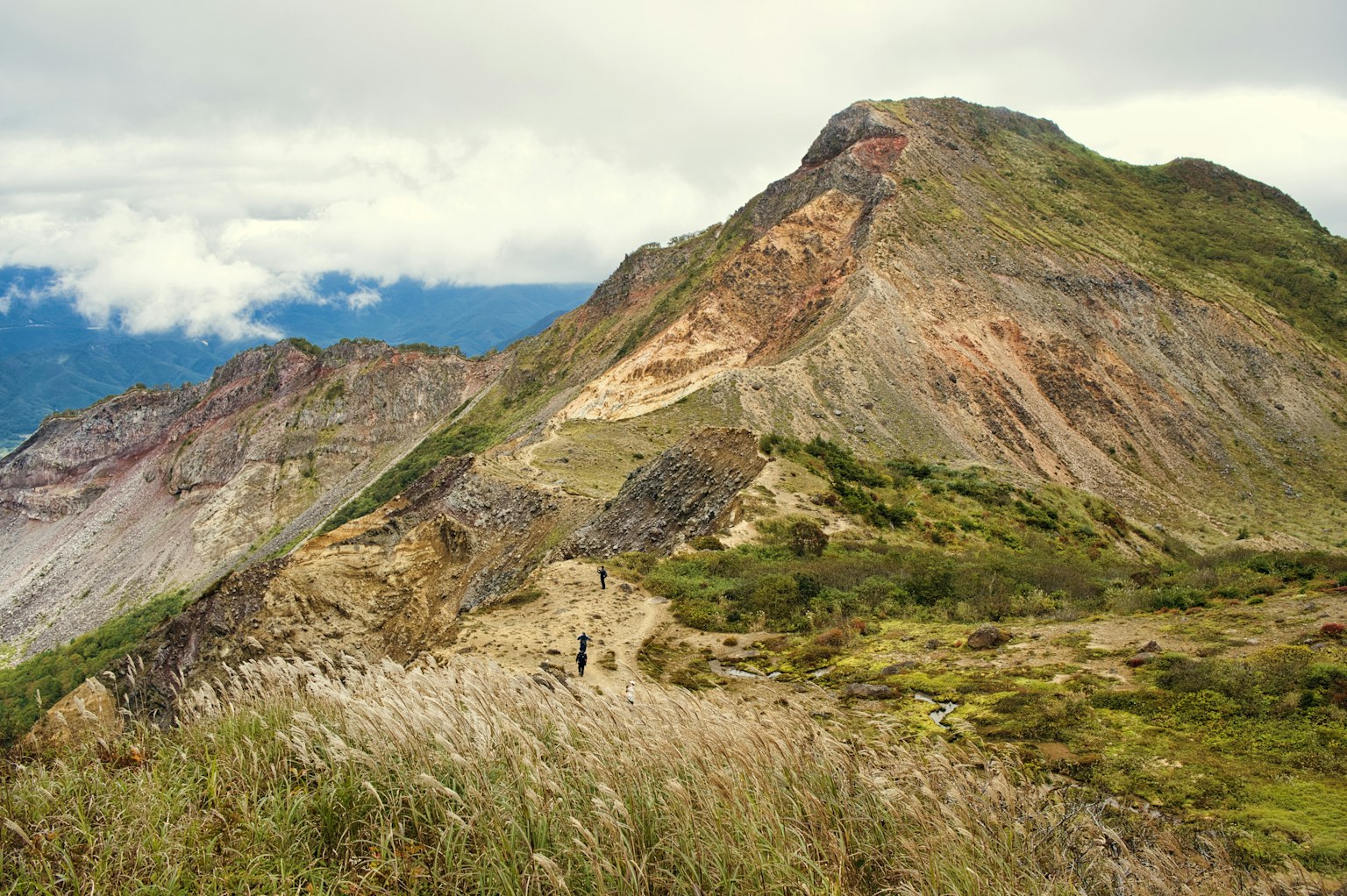 生动的山地景观，草坡和戏剧性的山峰
