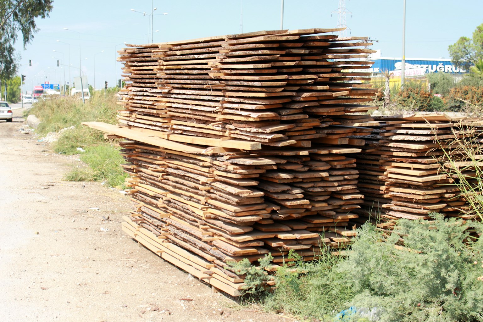 Pila di tavole di legno in un cantiere