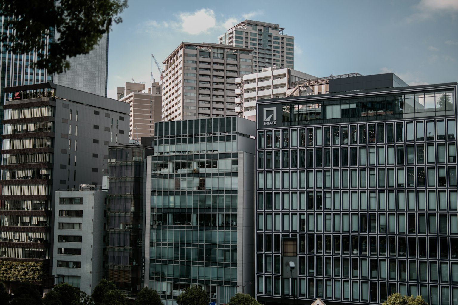 现代摩天大楼和建筑风格的城市景观