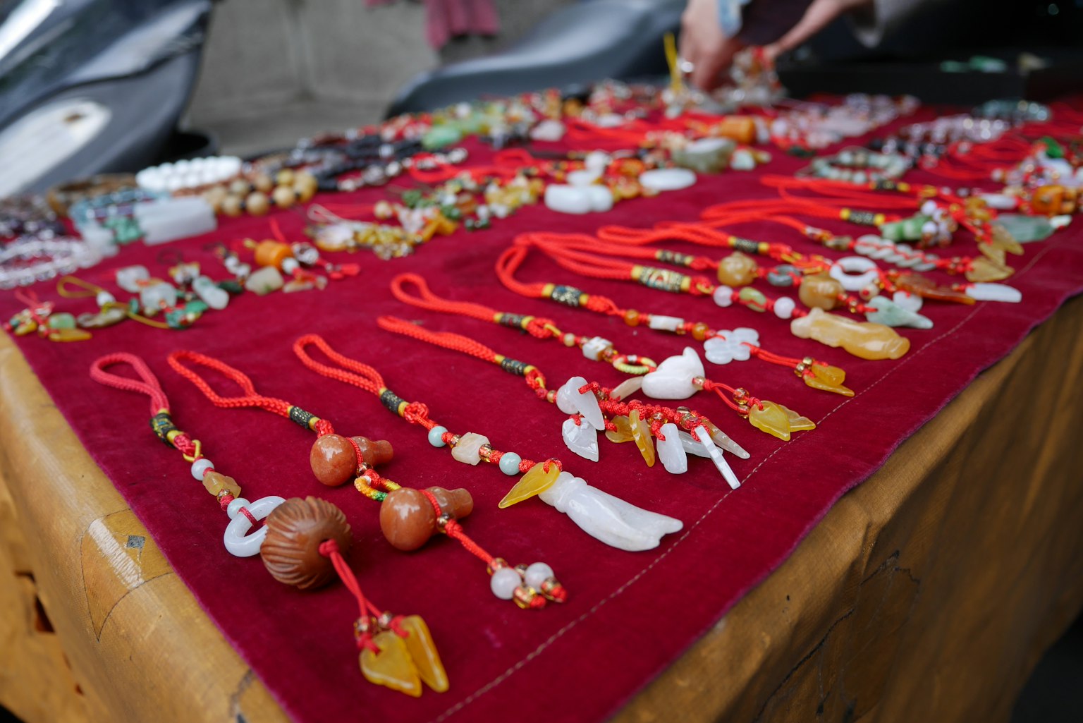 Pameran berbagai ornamen dan aksesori di atas kain merah