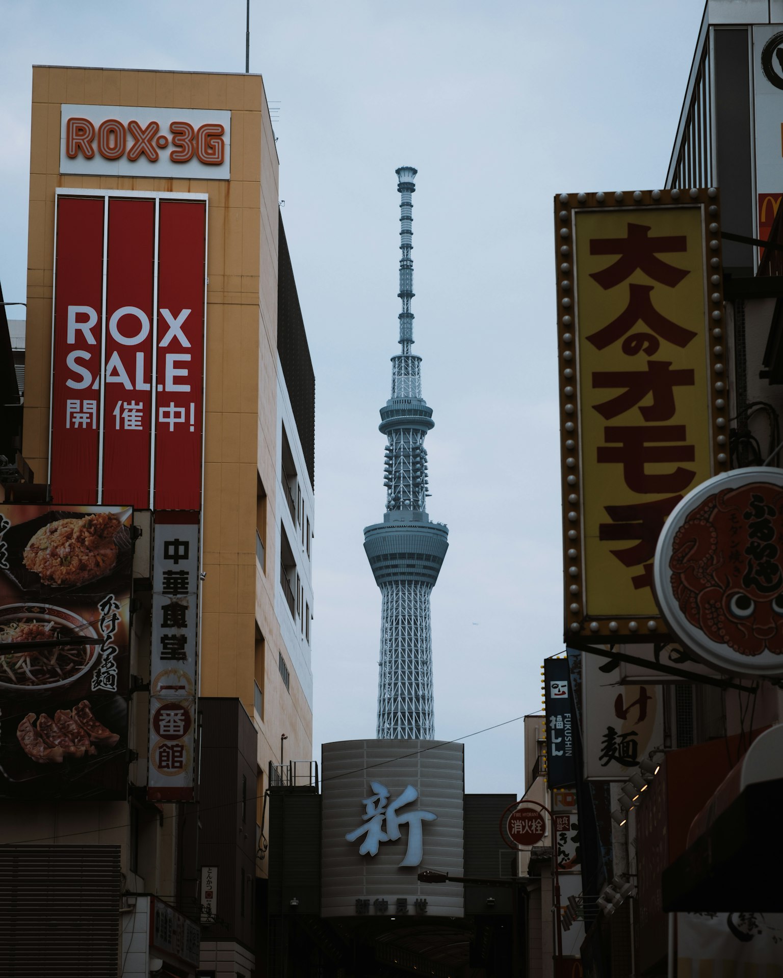 Vista di strada con Tokyo Skytree sullo sfondo