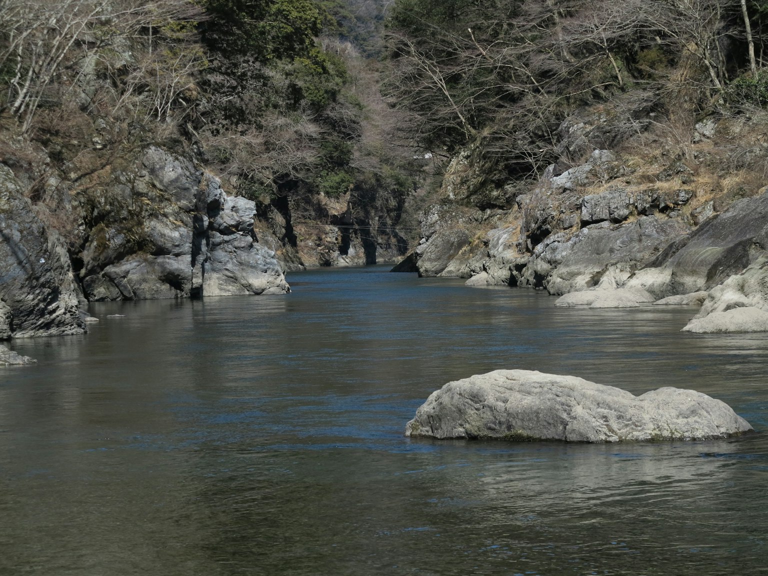宁静的风景，河流和岩石