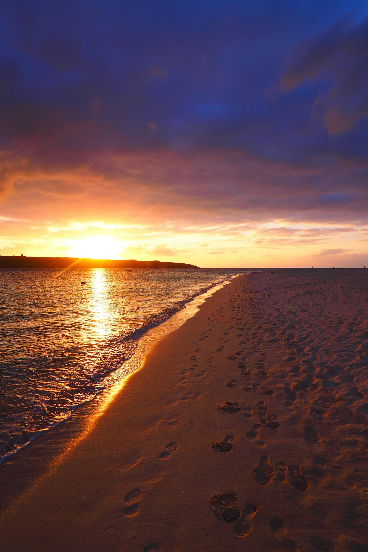 海滩风景夕阳下的沙滩脚印