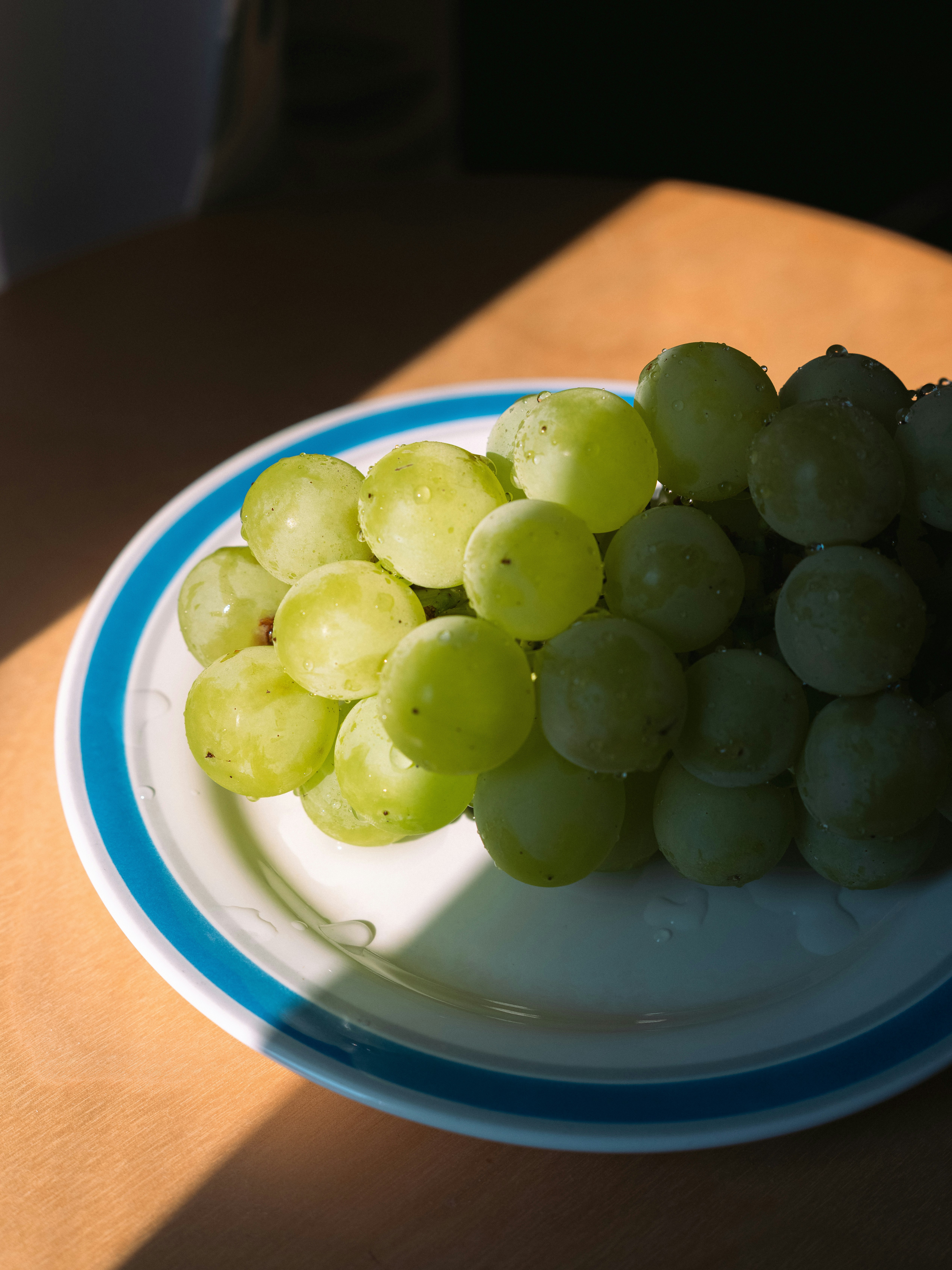 青ぶどうの盛り合わせが皿にのった食卓の一場面