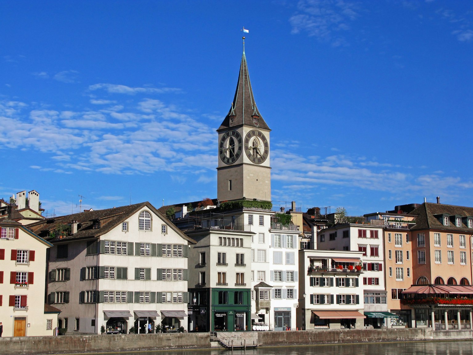 Malersicher Blick auf die Gebäude und den Uhrturm von Zürich