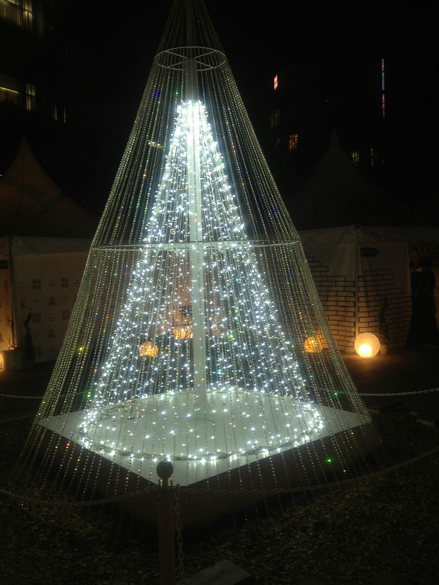 Beleuchtete Weihnachtsbaumstruktur, die nachts leuchtet