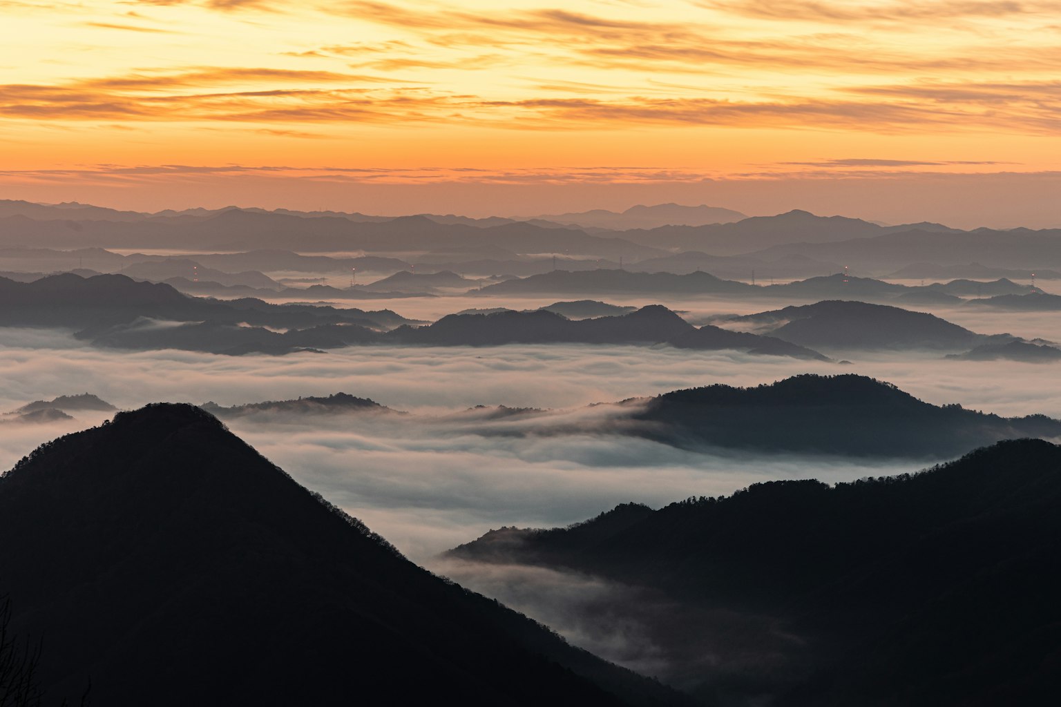 Pemandangan pegunungan siluet melawan langit matahari terbit