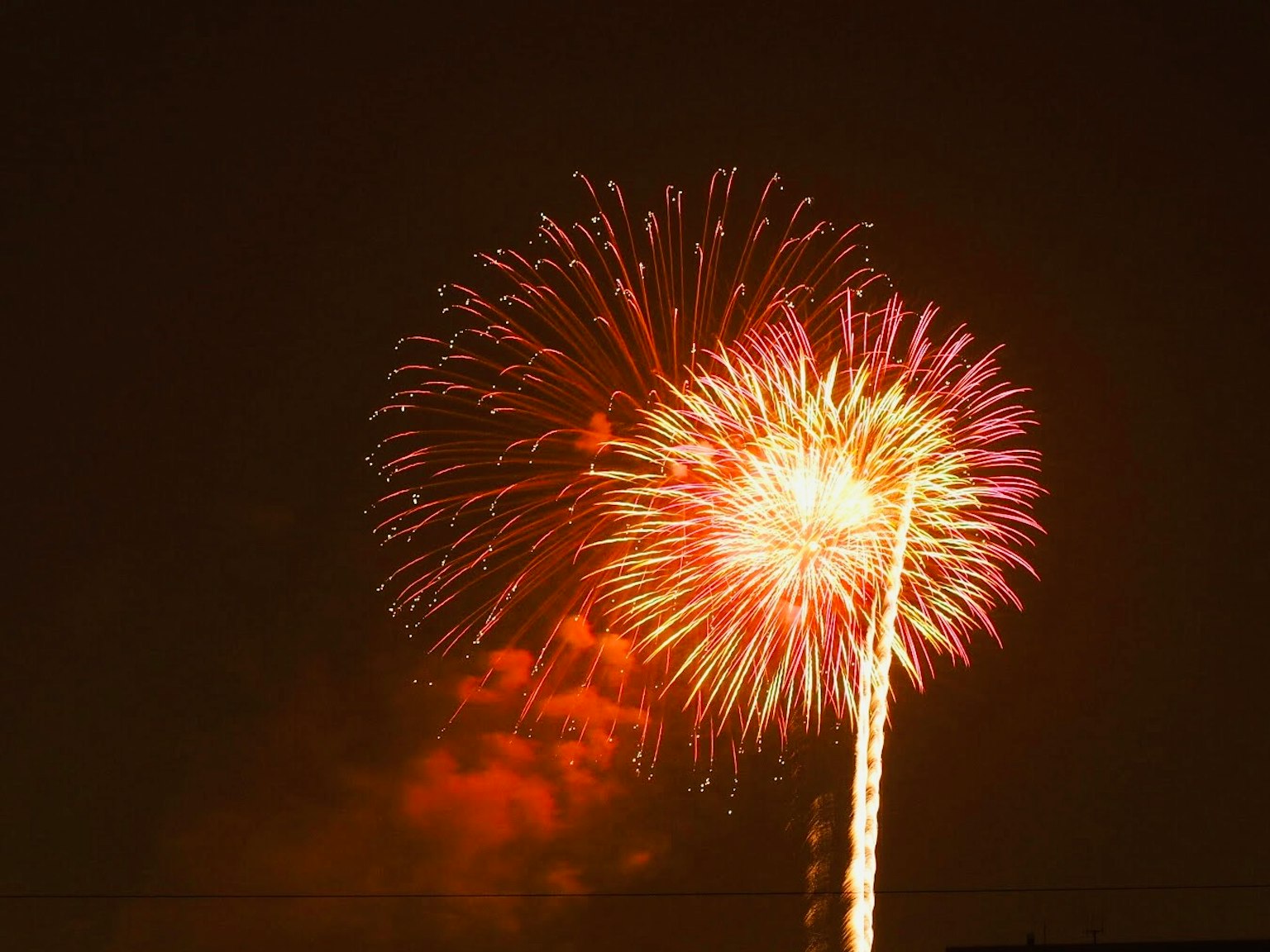 Hermoso espectáculo de fuegos artificiales iluminando el cielo nocturno