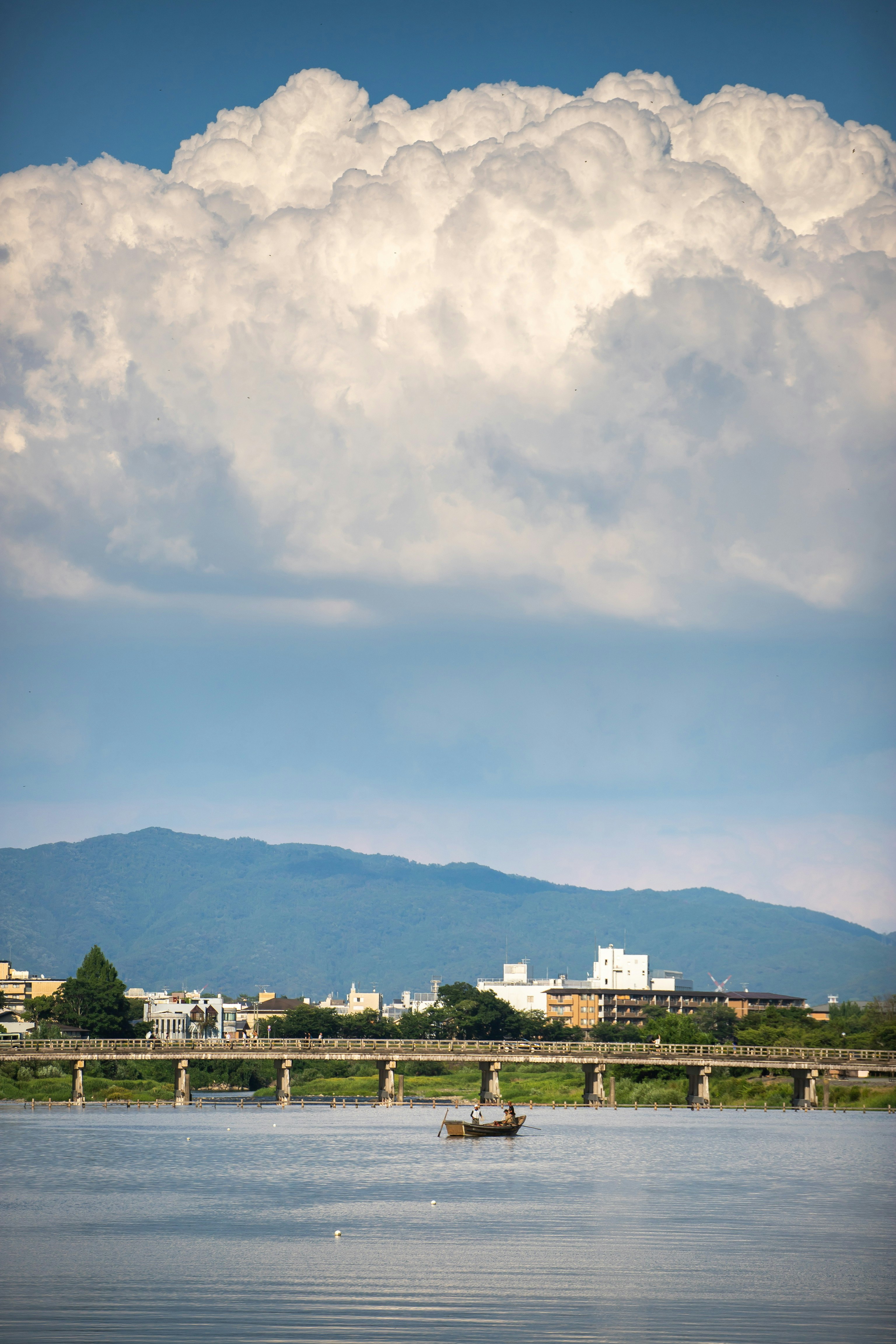 夏の嵐山の川沿いと青空の雲