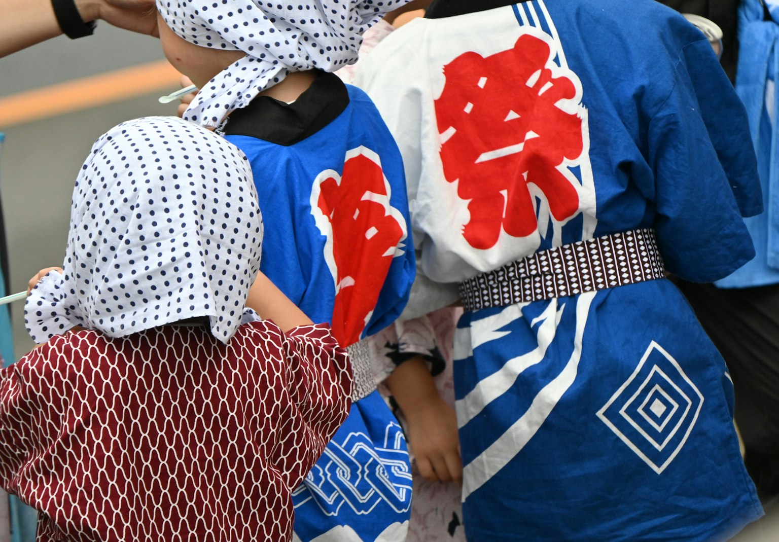 穿著節日服裝的人的背影 傳統服裝帶有紅色字符和藍色圖案