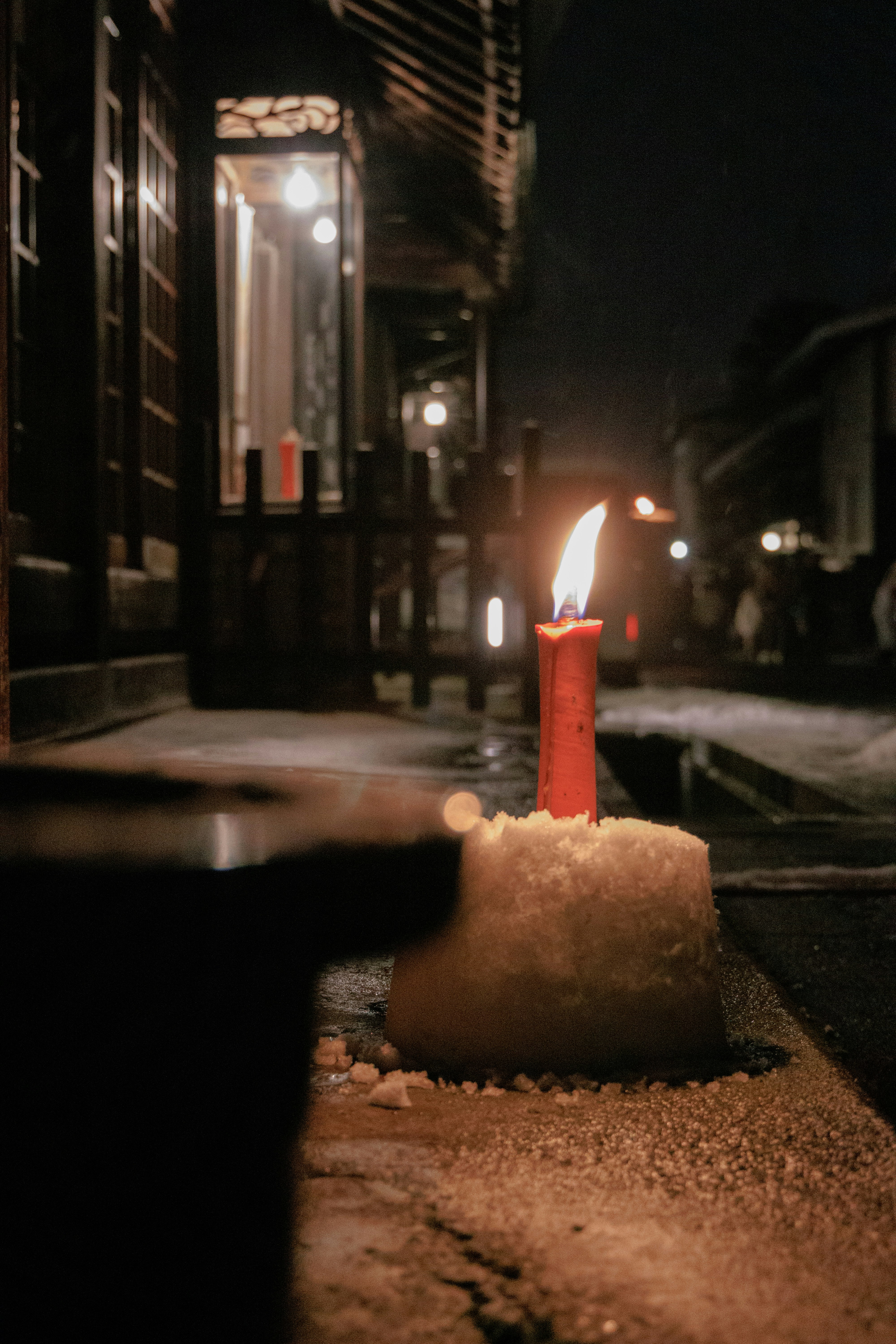 冬夜點燃的蠟燭巷弄